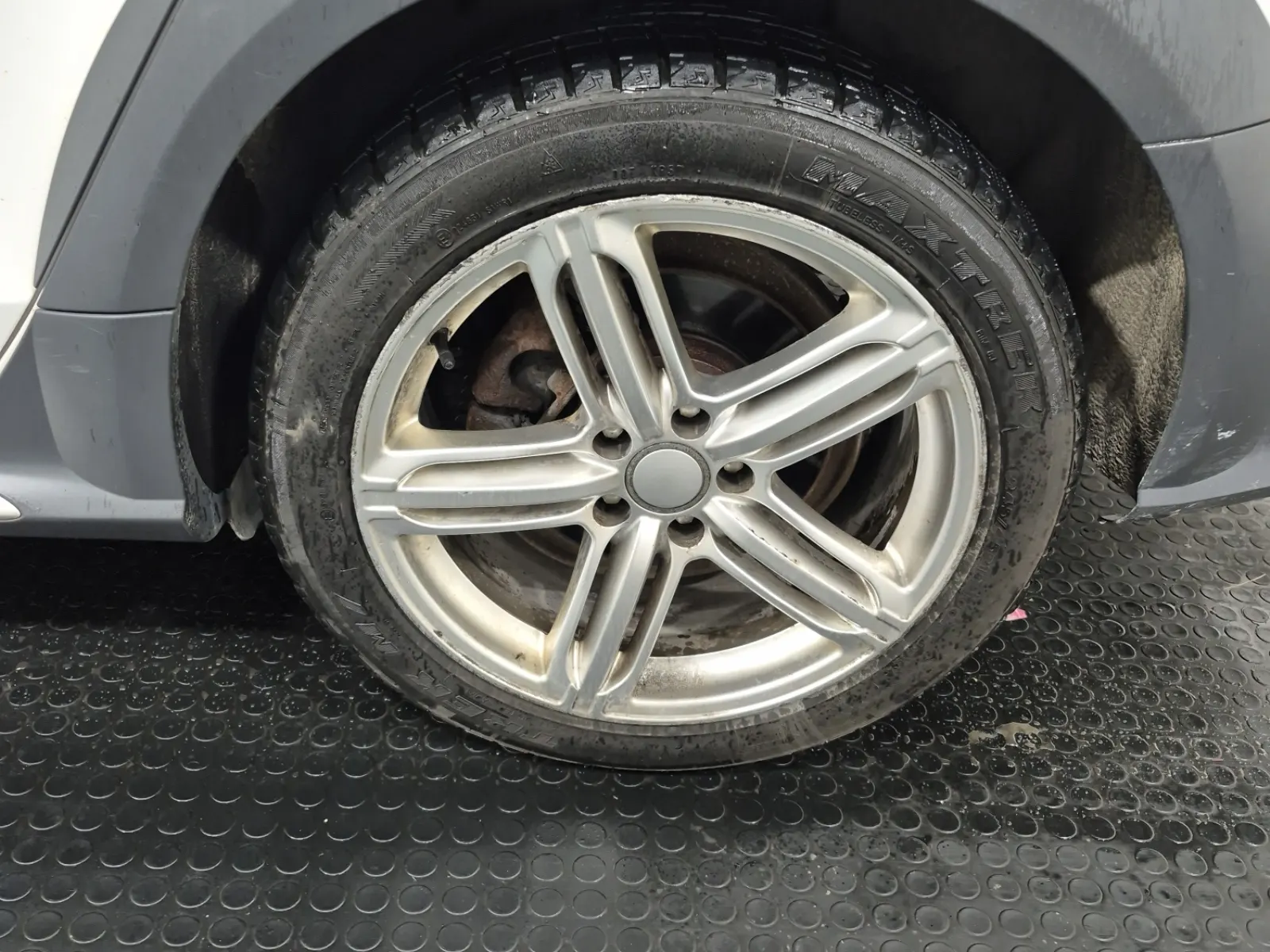 Left Rear Wheel/Tire Photo