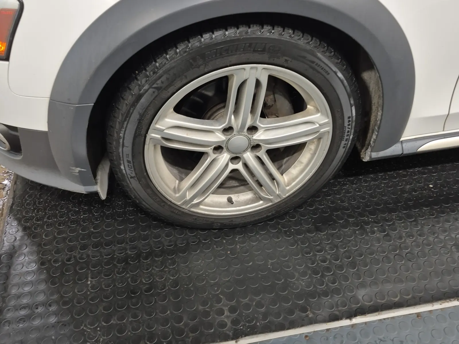 Front driver wheel/tire photo