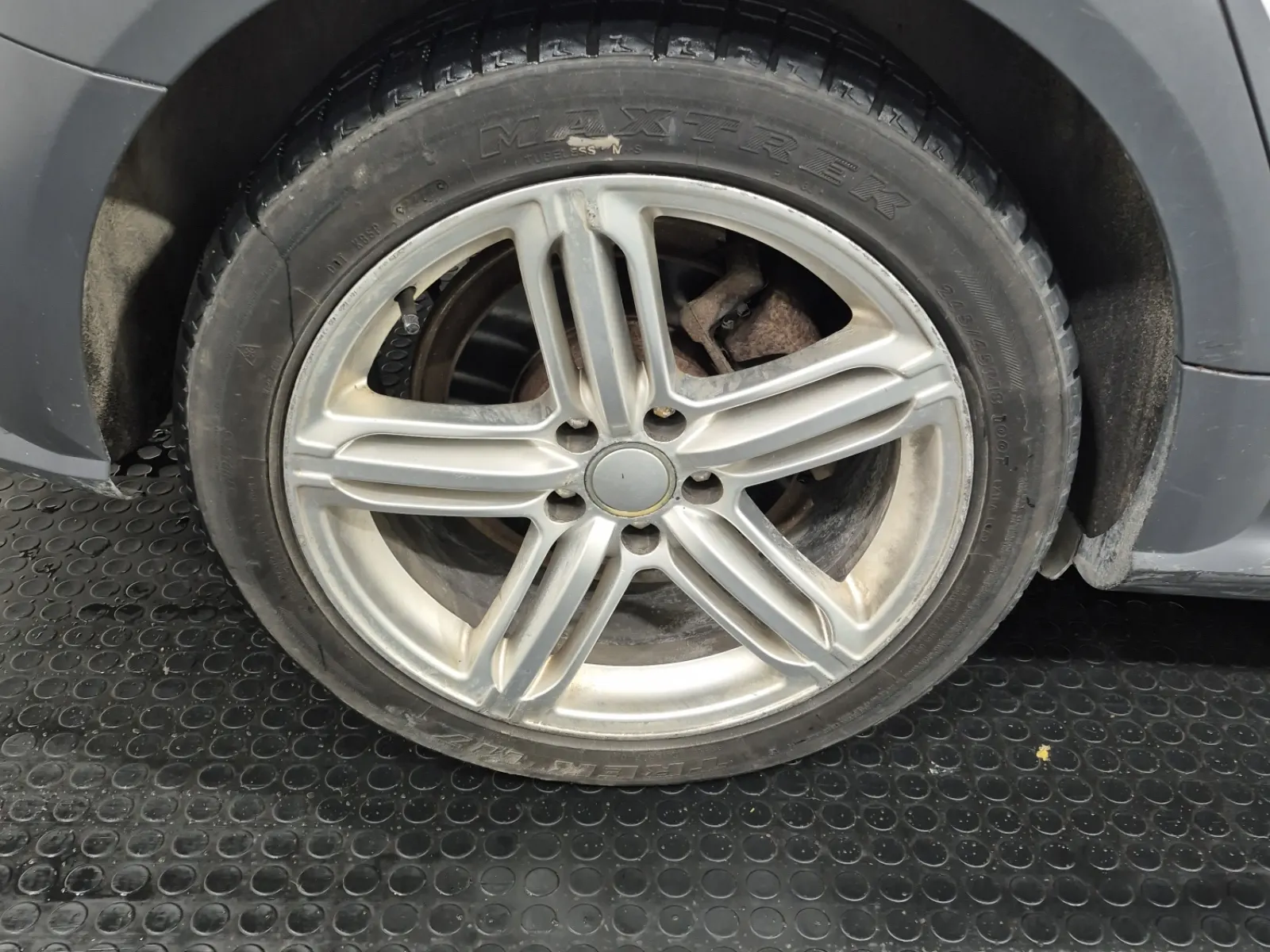 Right Rear Wheel/Tire Photo