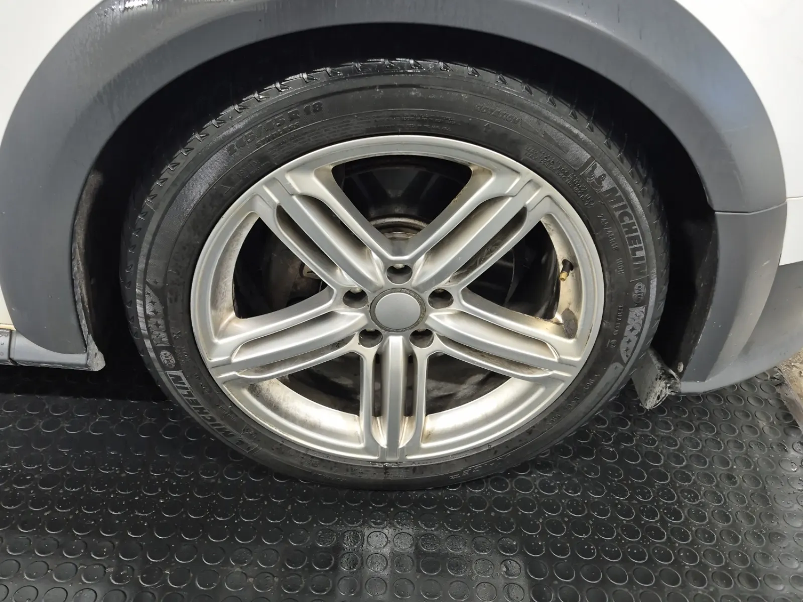 Right Front Wheel/Tire Photo