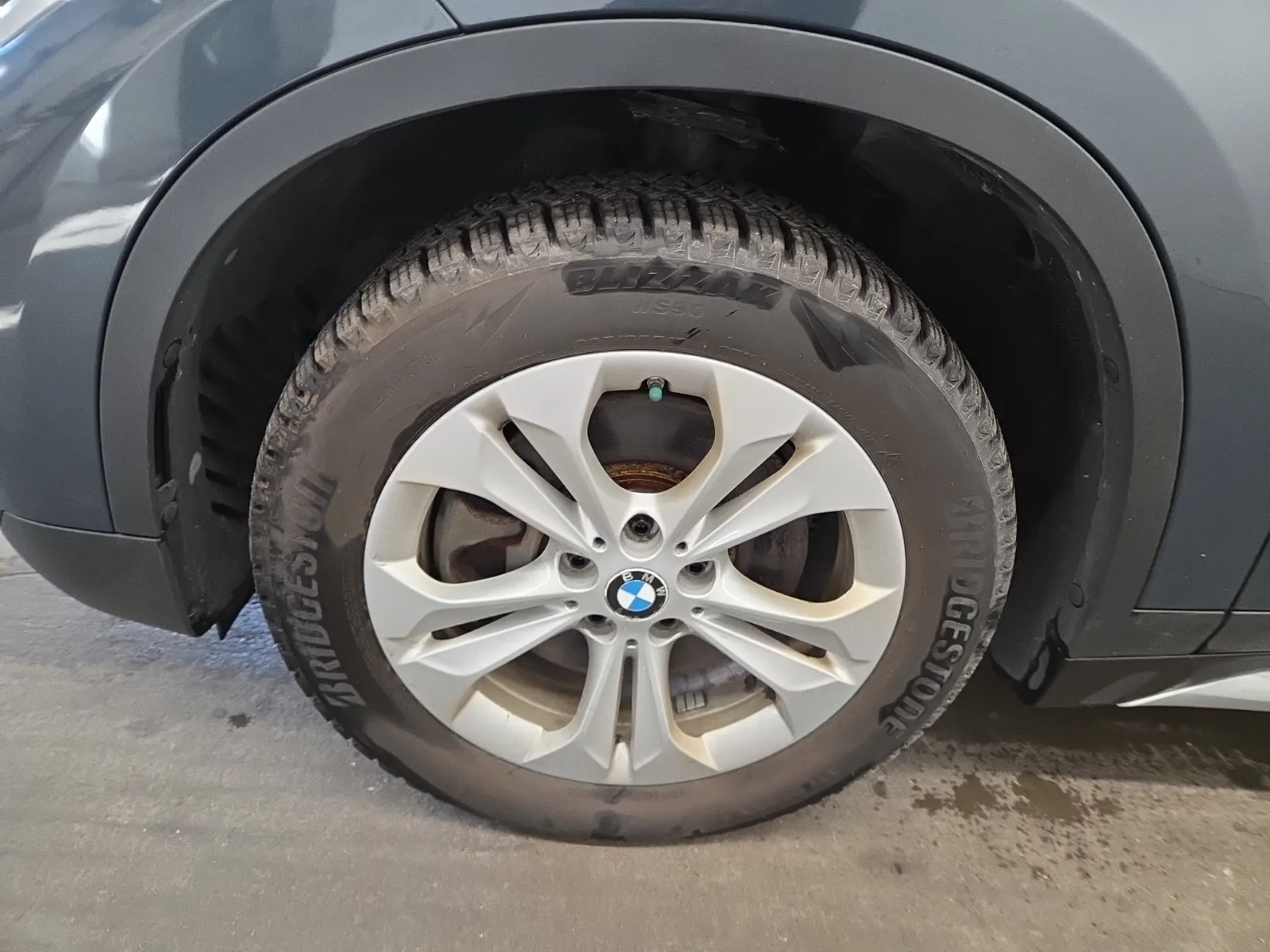 Front driver wheel/tire photo