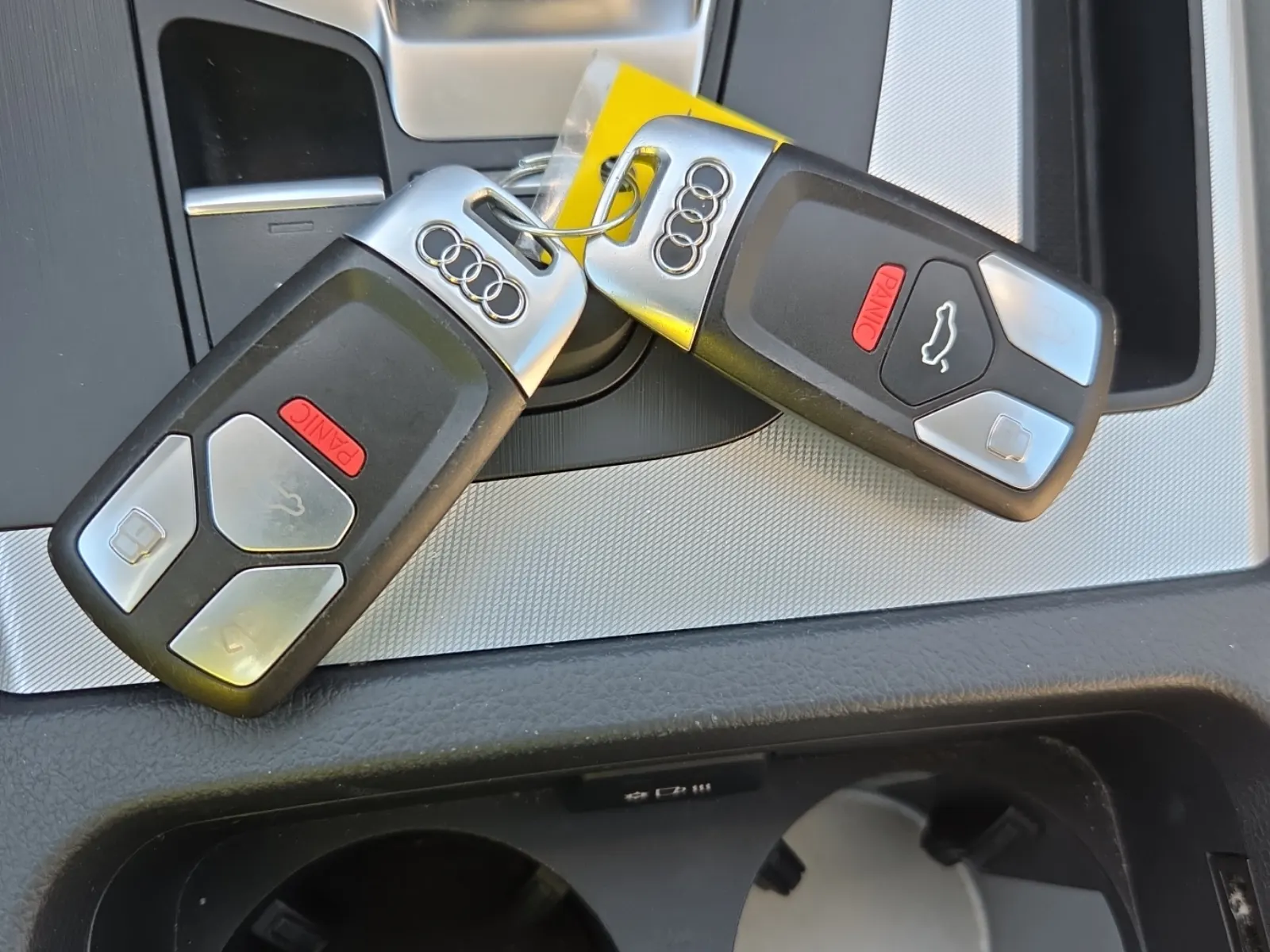 Keys/Fobs/Manual Photo