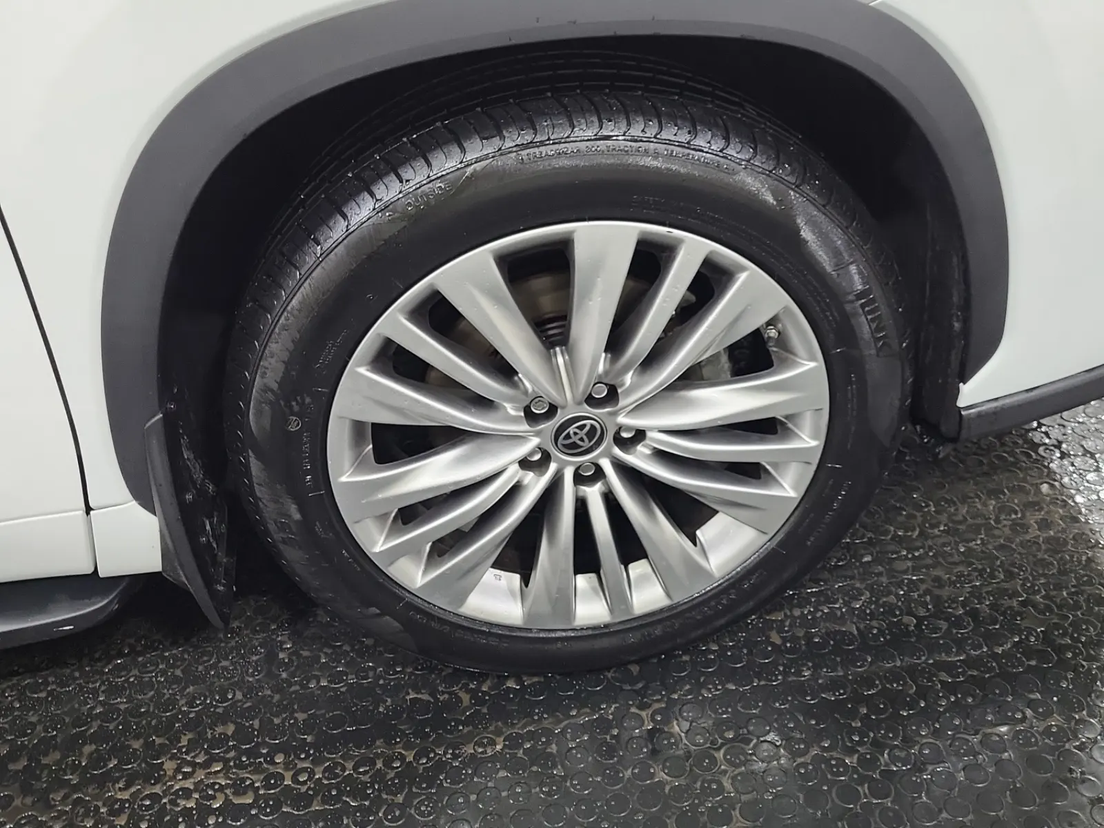 Right Front Wheel/Tire Photo