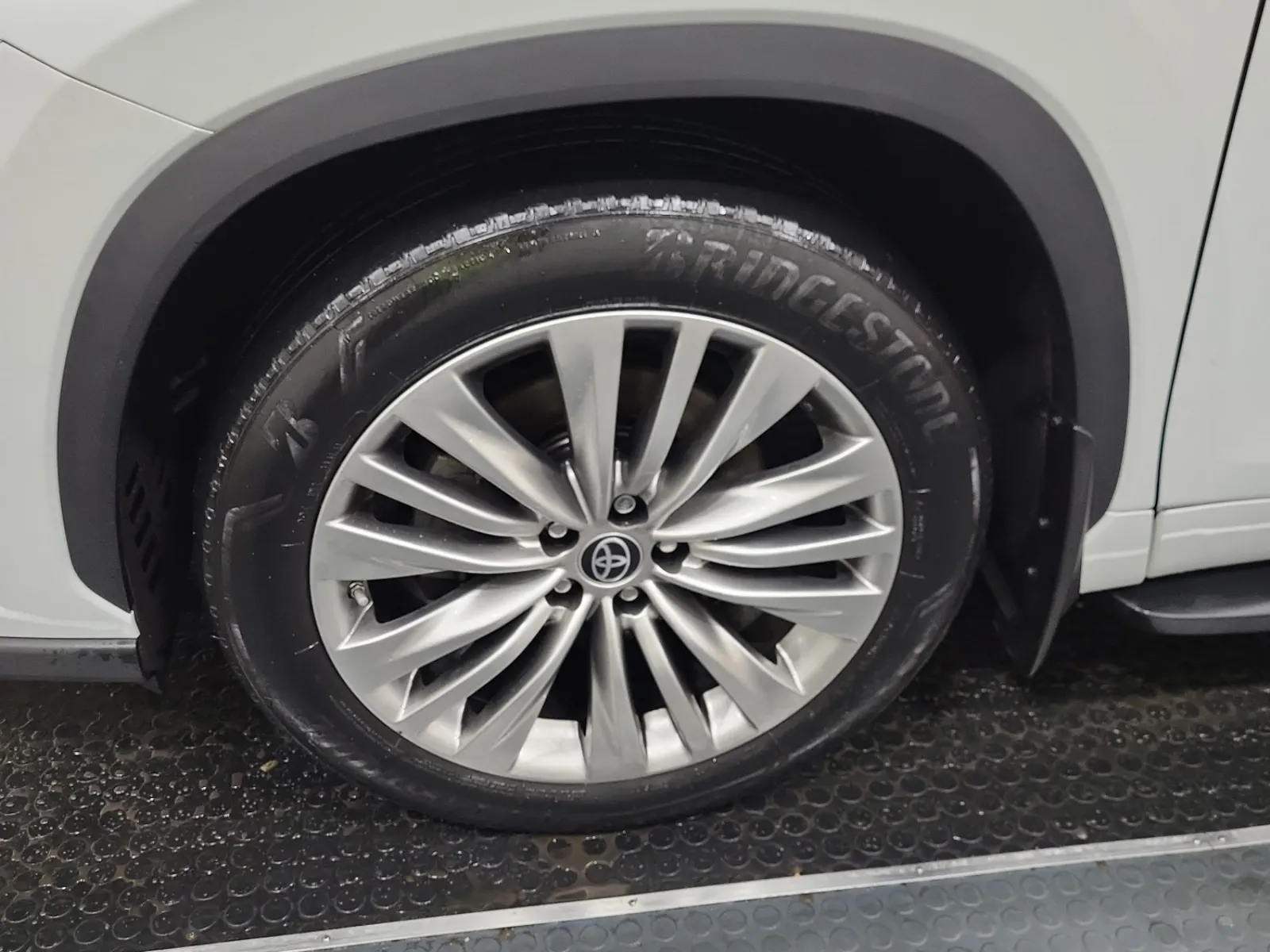Front driver wheel/tire photo