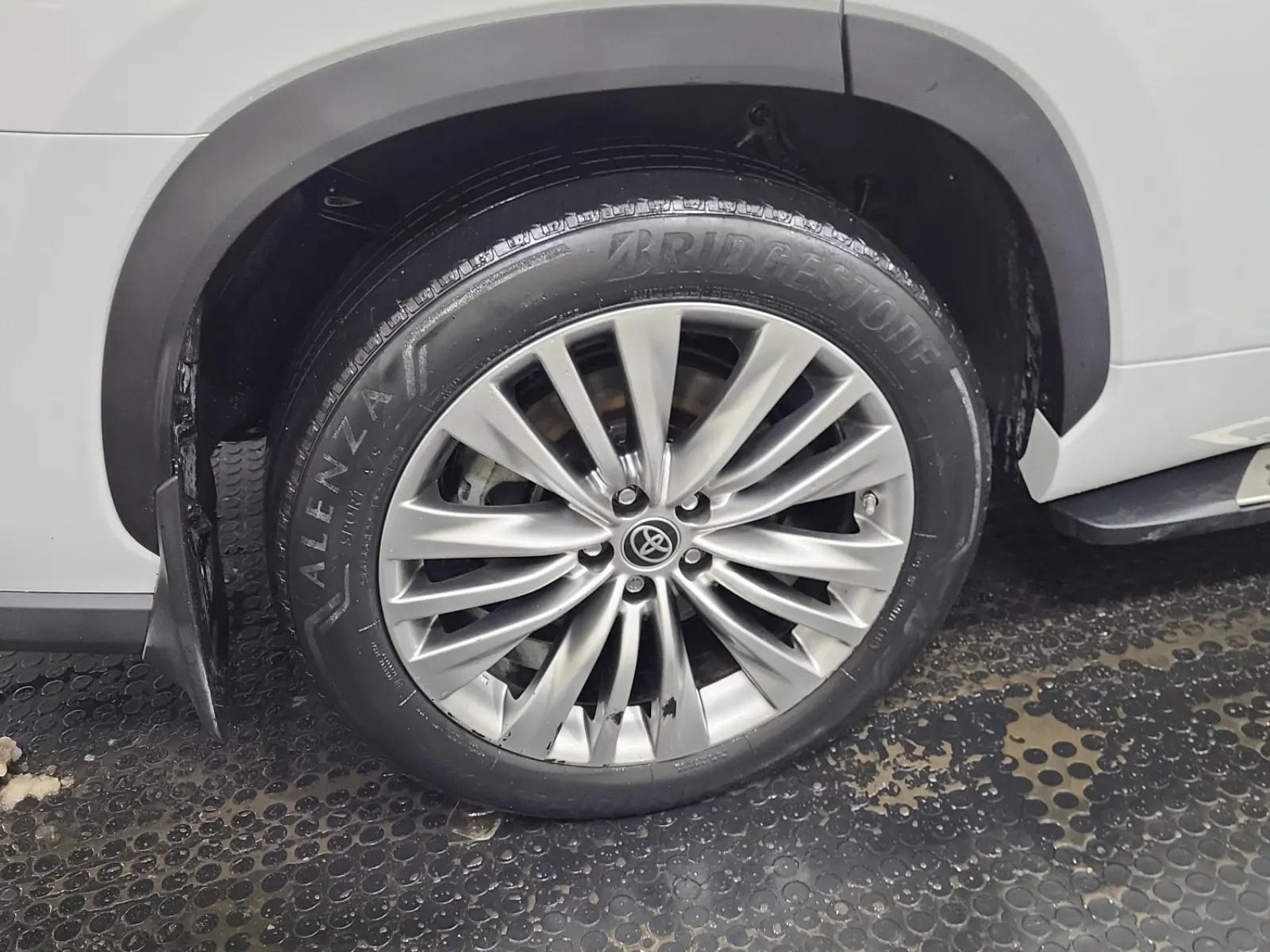 Right Rear Wheel/Tire Photo