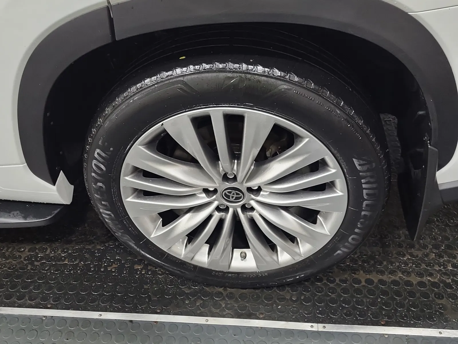 Left Rear Wheel/Tire Photo