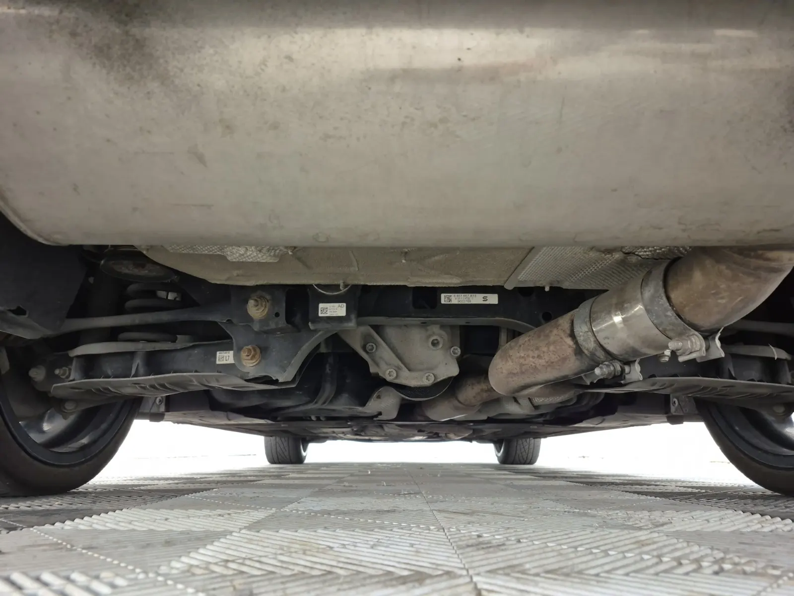 Undercarriage - Rear Photo