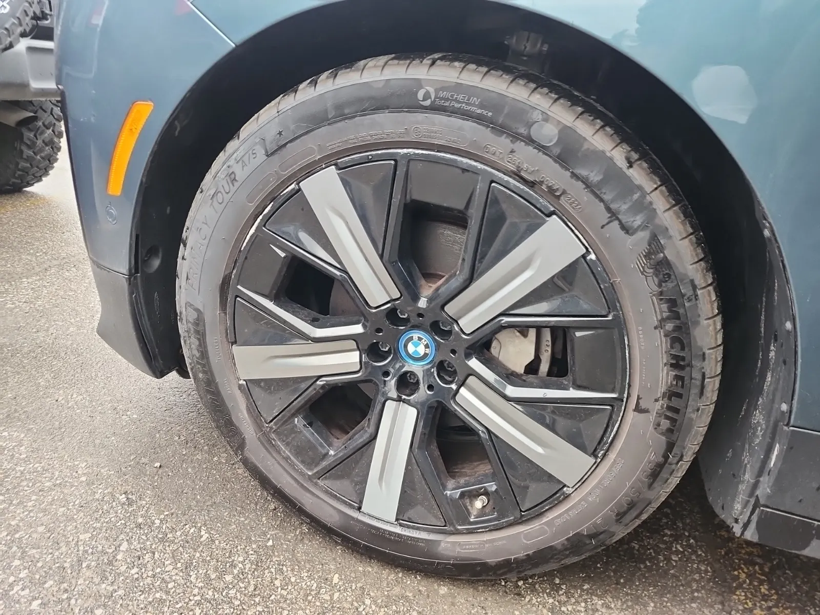 Front driver wheel/tire photo
