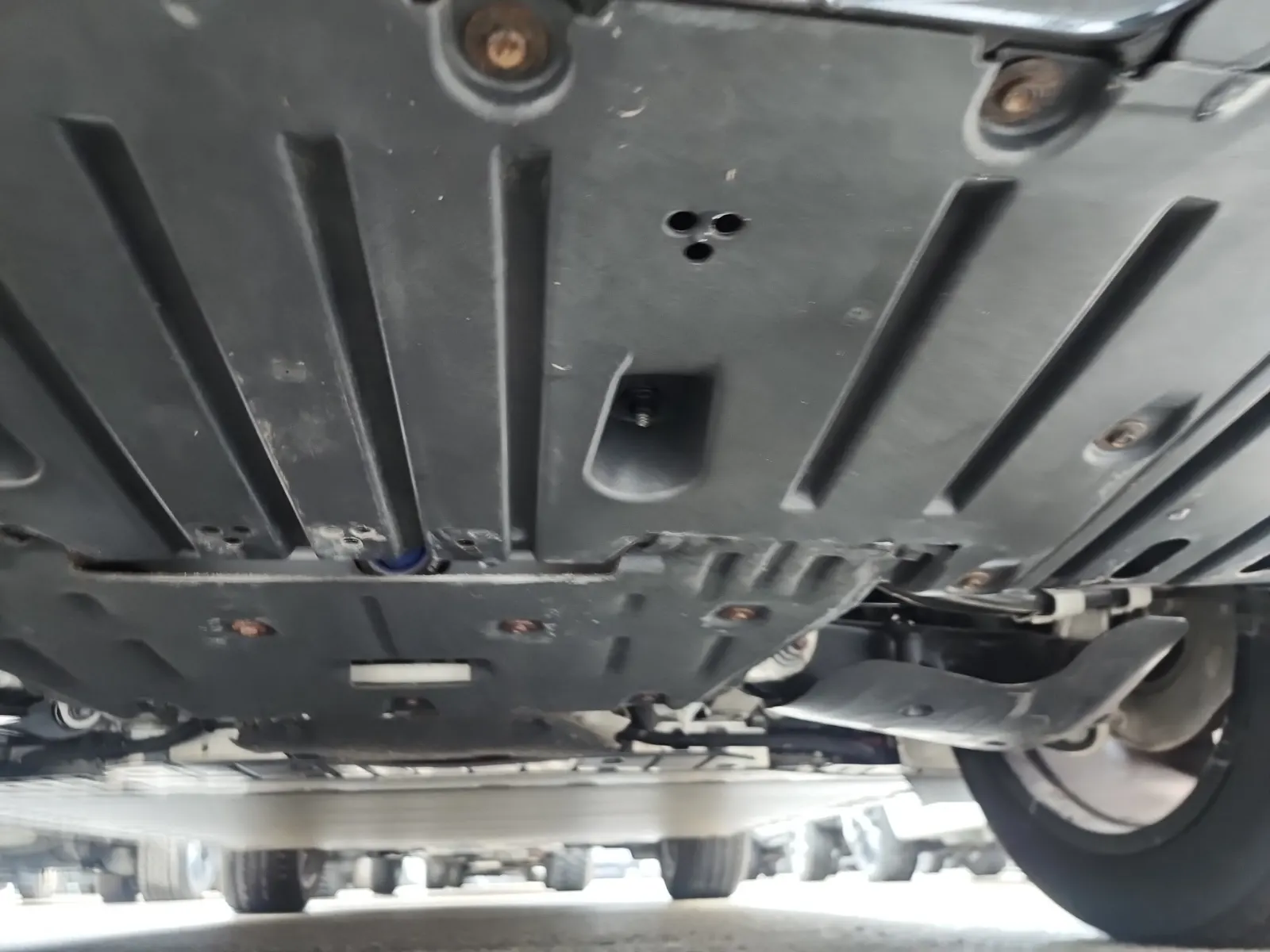 Undercarriage - Rear Photo