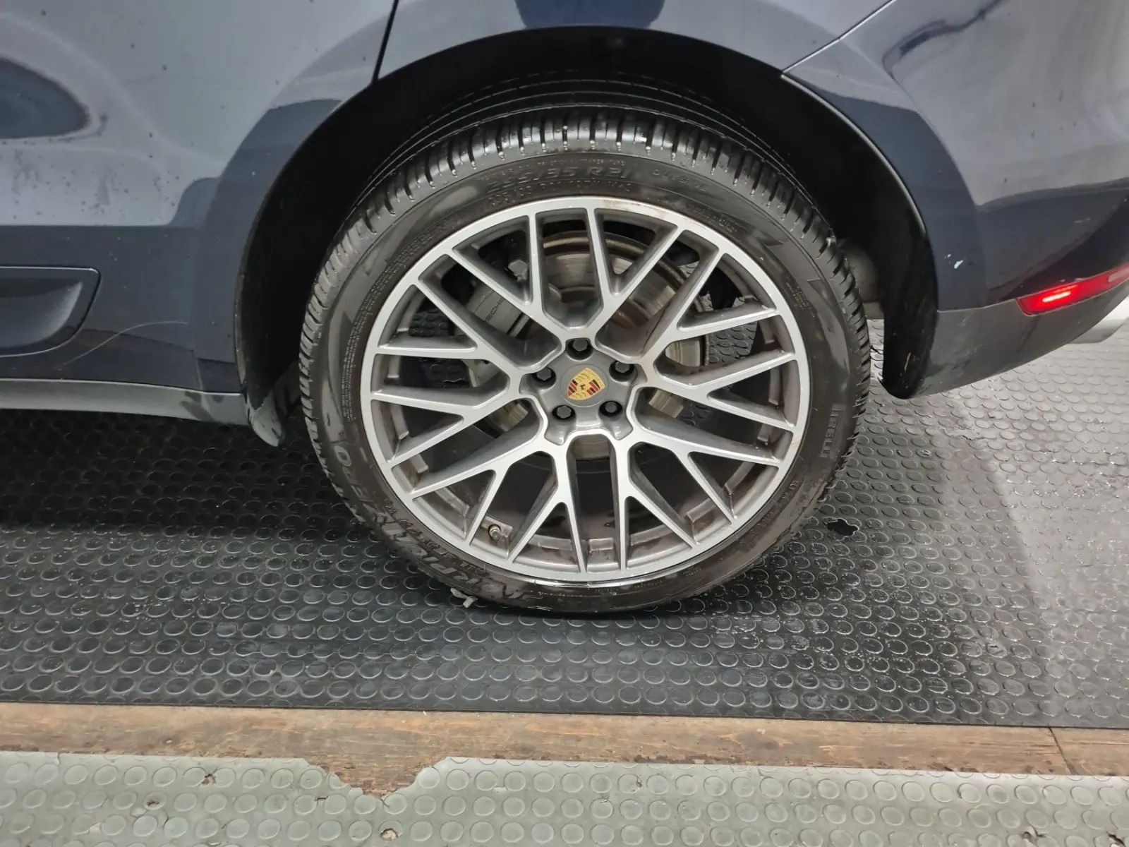 Left Rear Wheel/Tire Photo