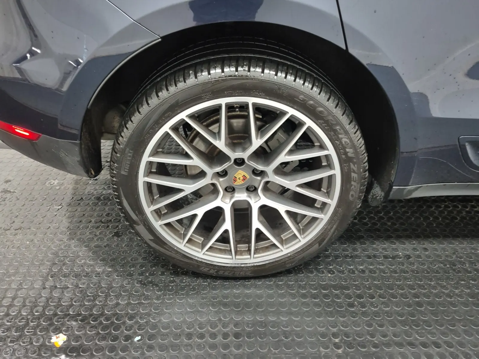 Right Rear Wheel/Tire Photo