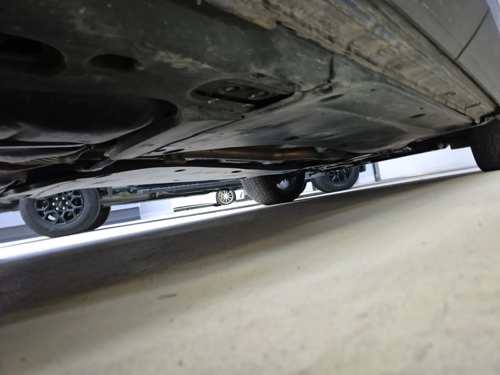 Undercarriage - Passenger Photo
