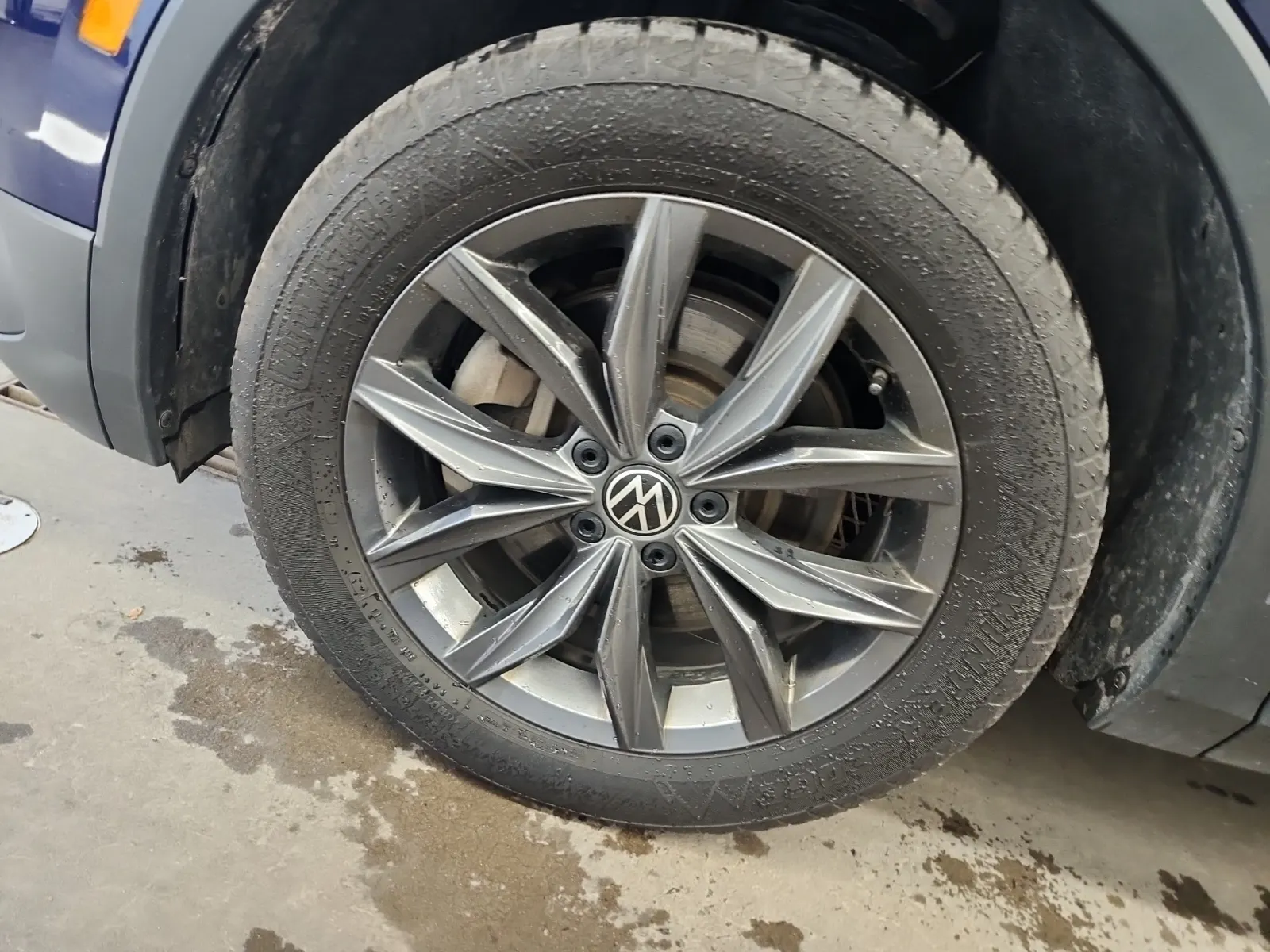 Front driver wheel/tire photo