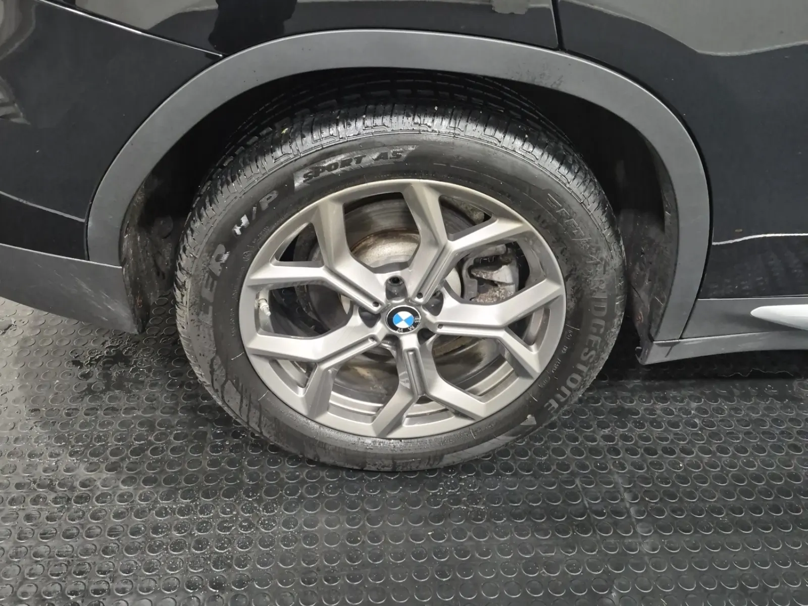 Right Rear Wheel/Tire Photo