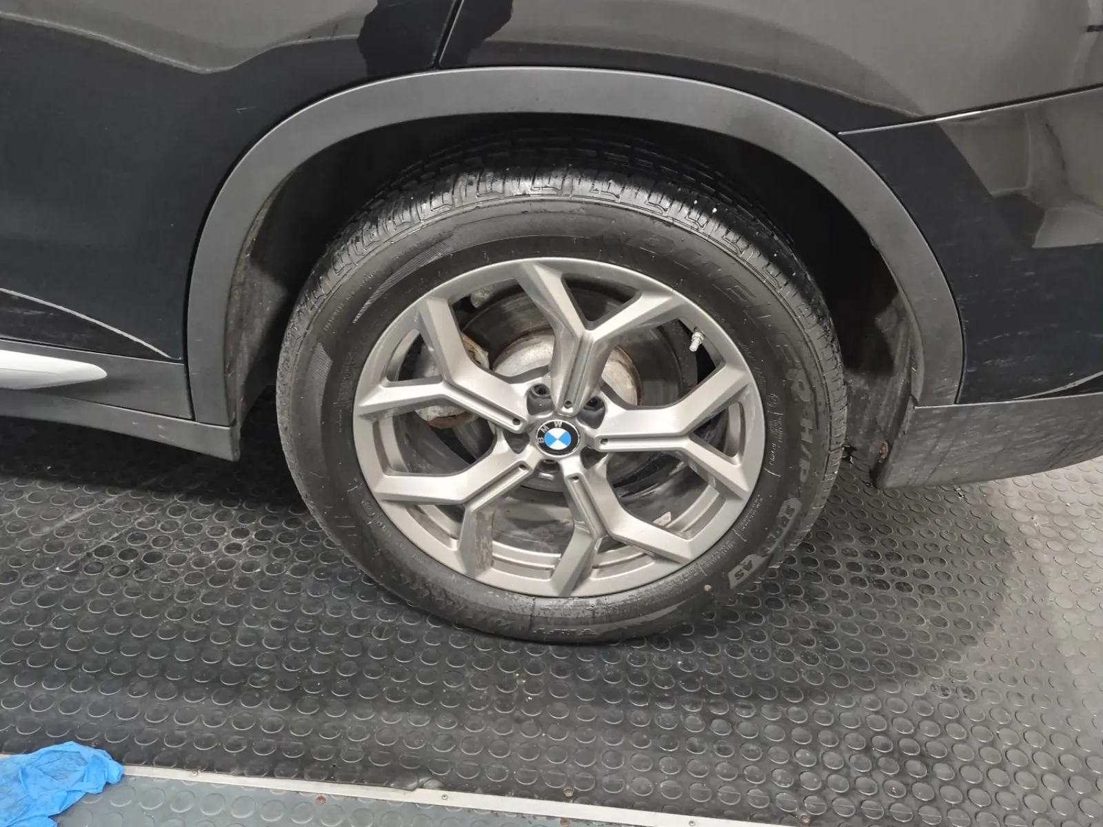 Left Rear Wheel/Tire Photo