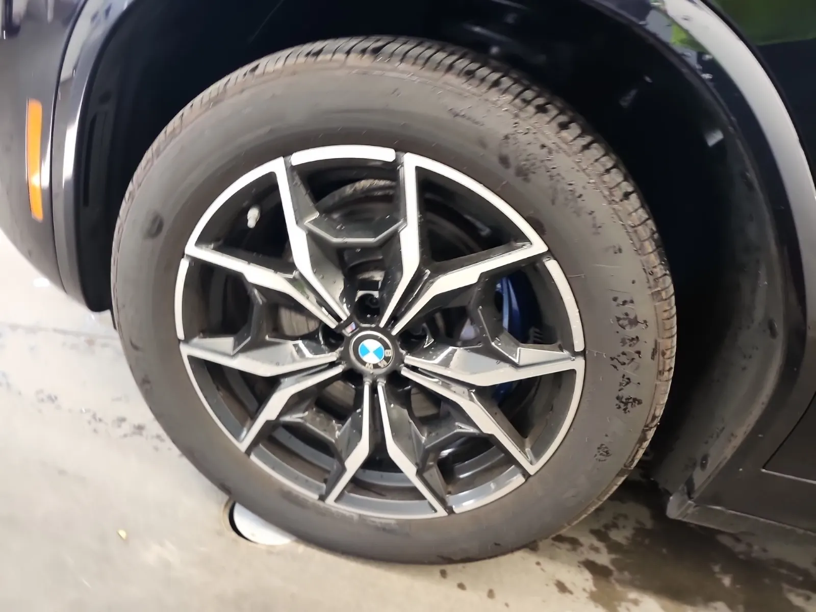 Front driver wheel/tire photo