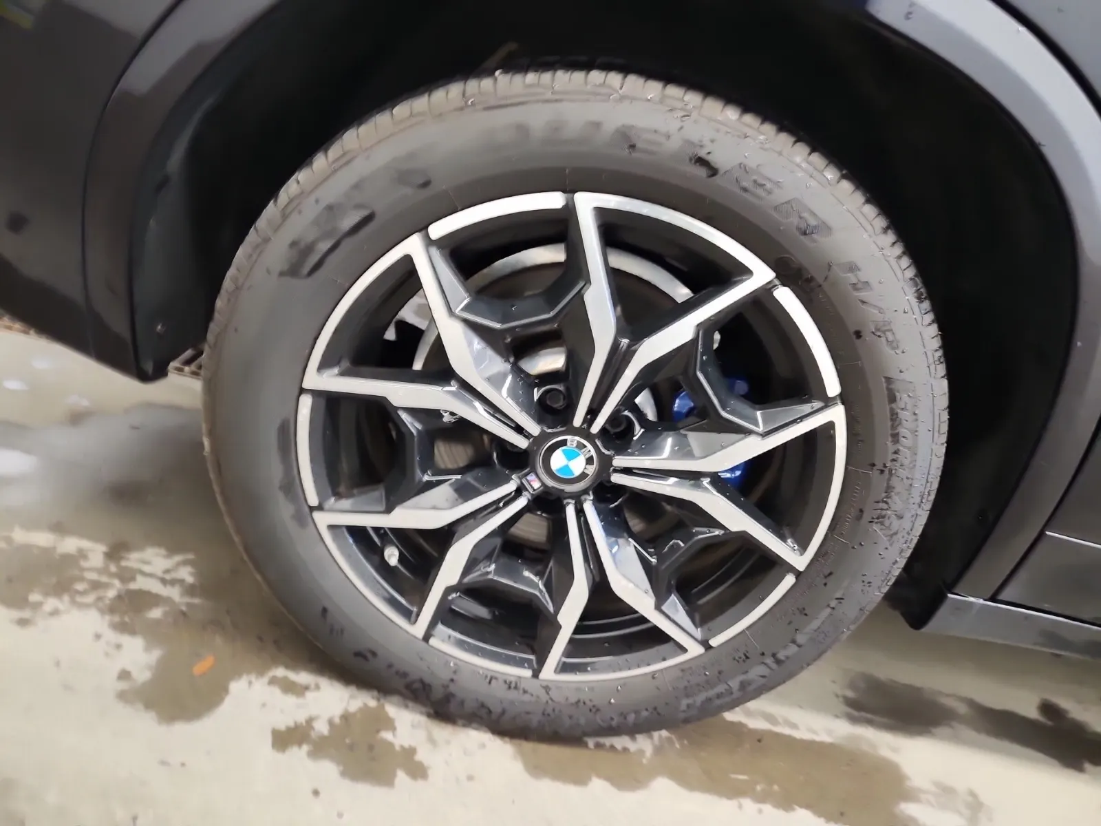 Right Rear Wheel/Tire Photo