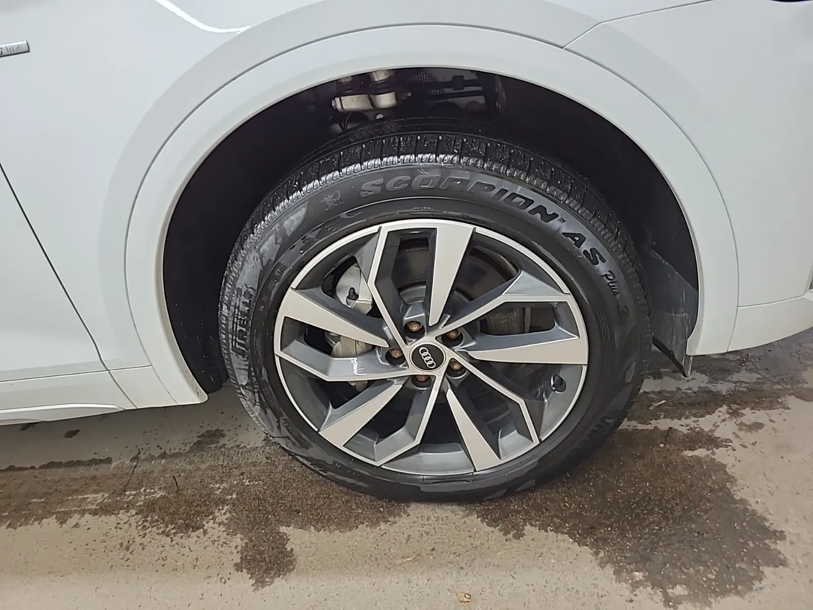 Right Front Wheel/Tire Photo