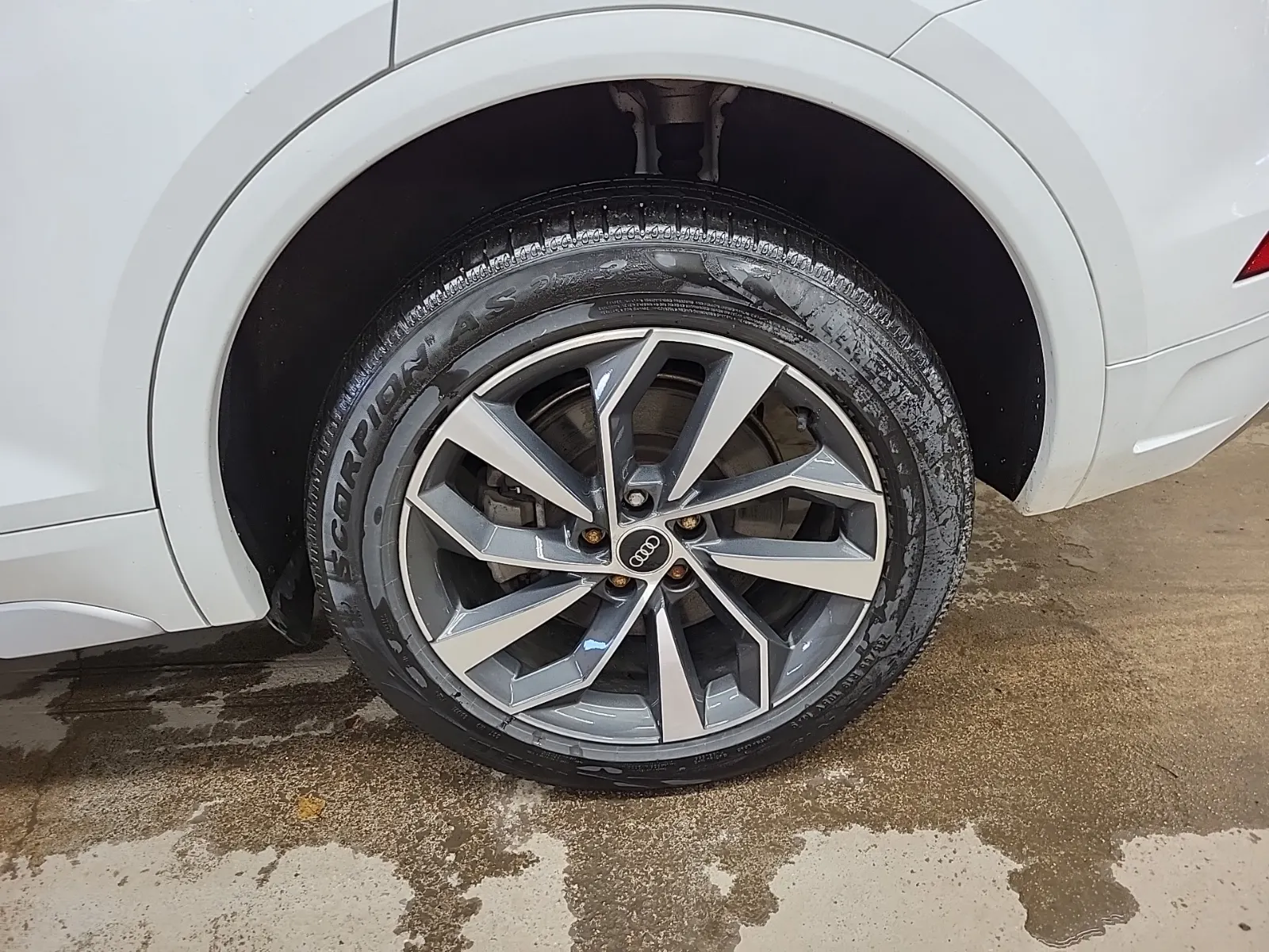 Left Rear Wheel/Tire Photo