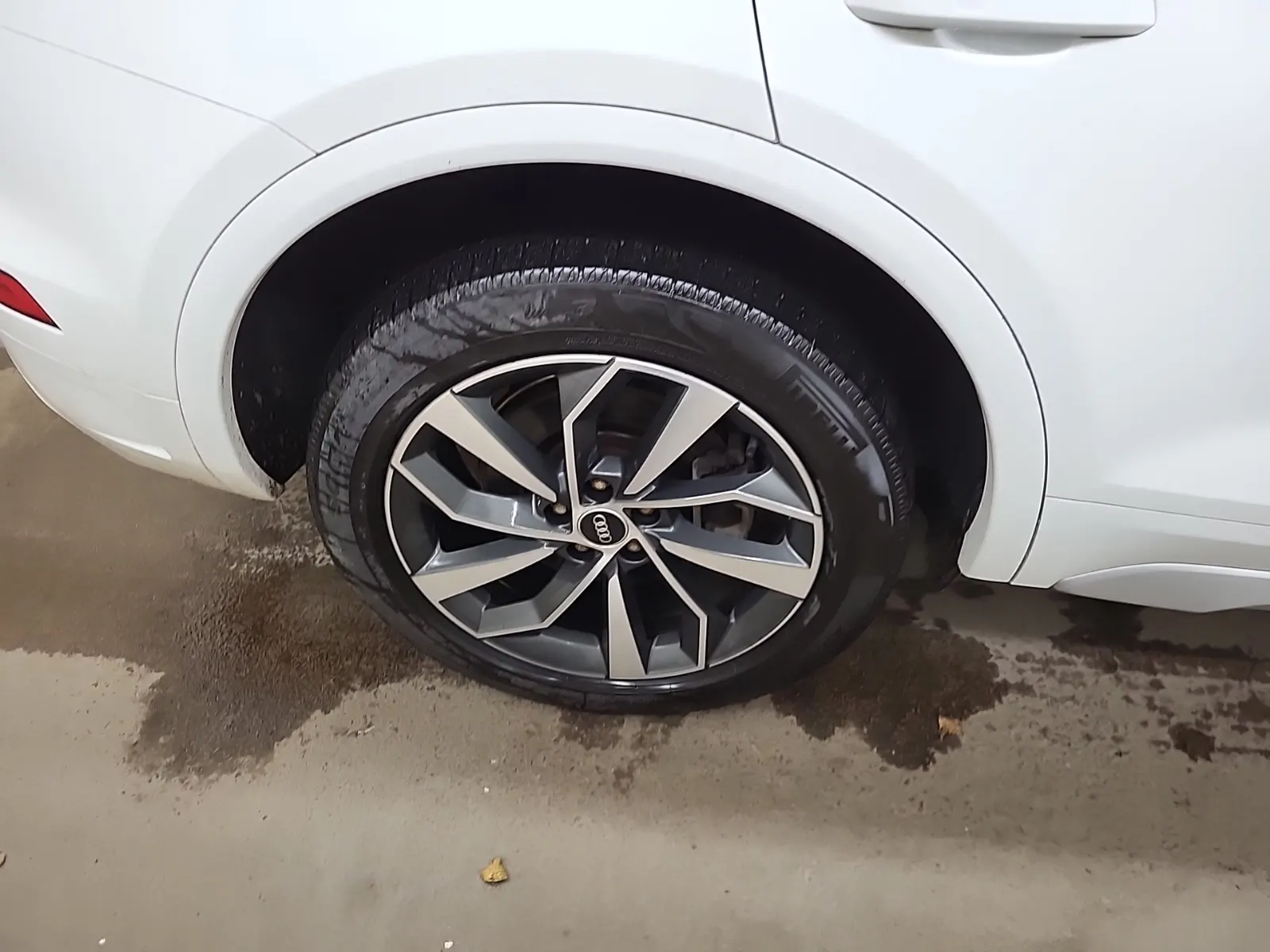 Right Rear Wheel/Tire Photo