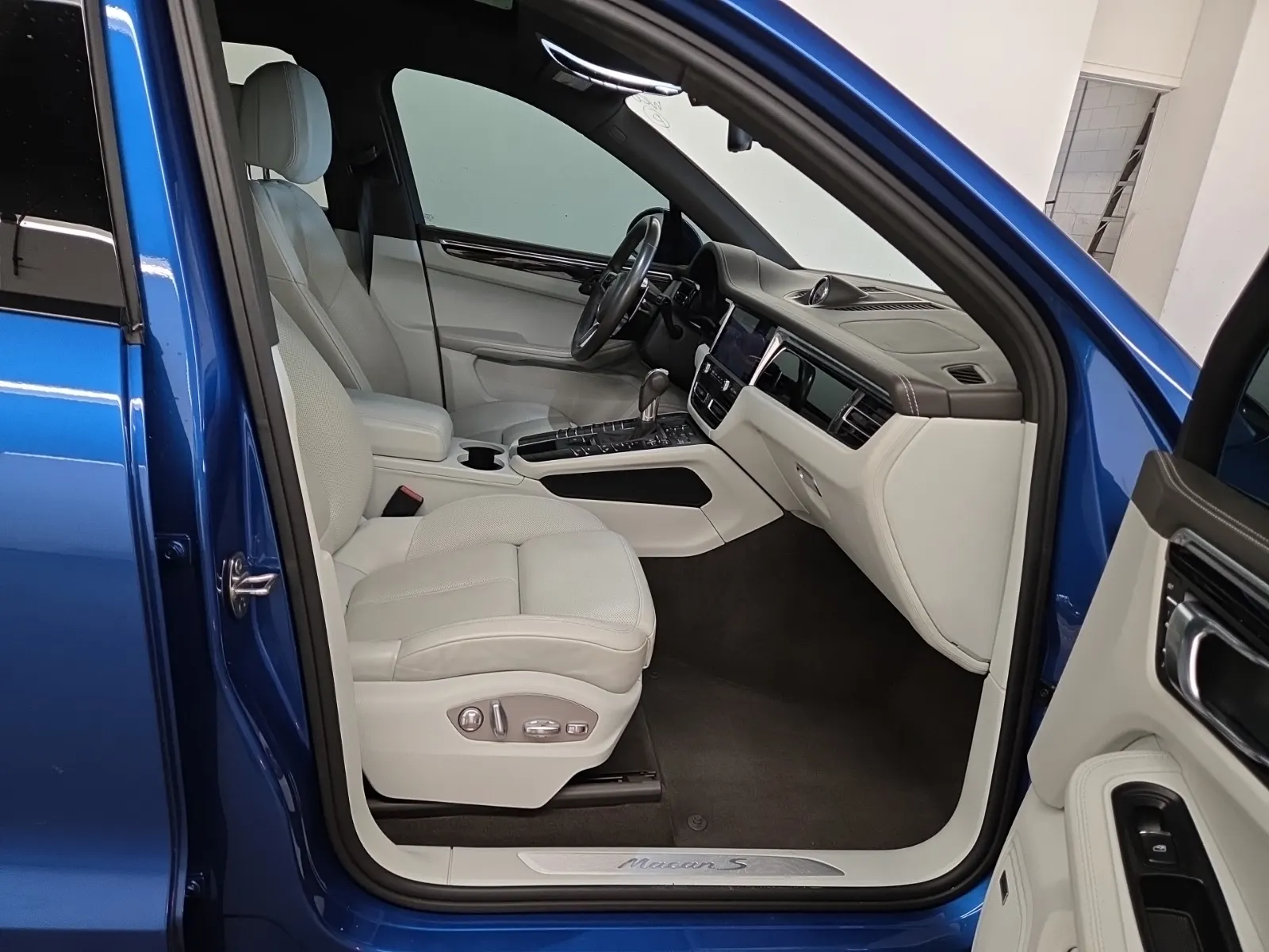 Right Side Interior Photo