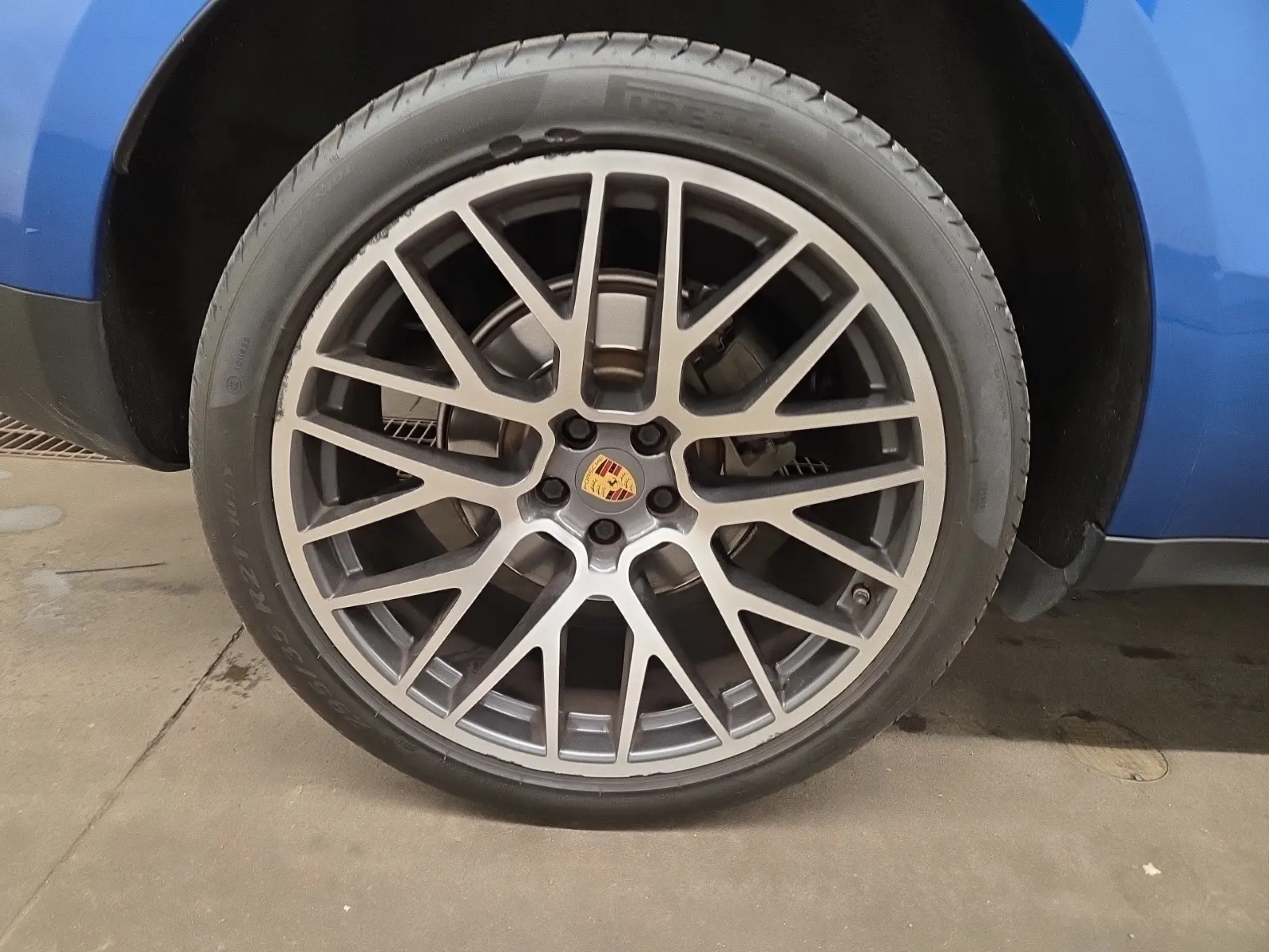 Right Rear Wheel/Tire Photo