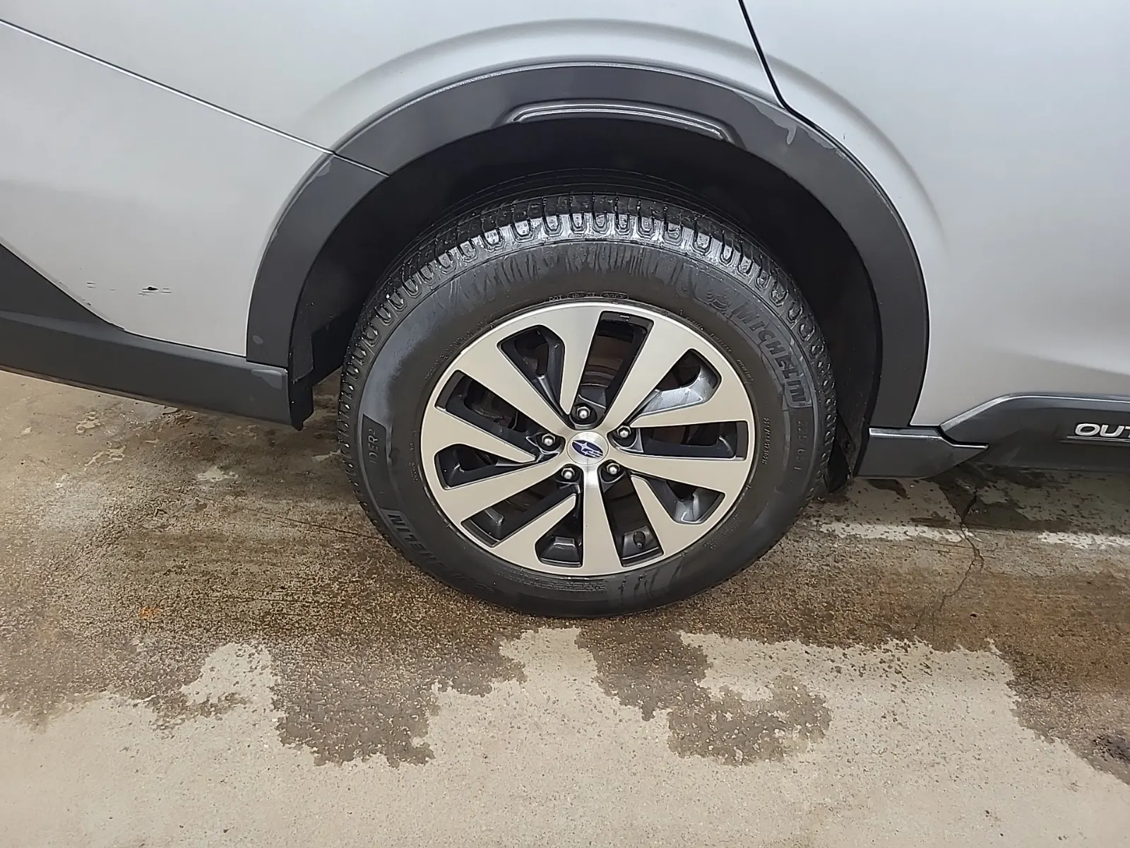 Right Rear Wheel/Tire Photo