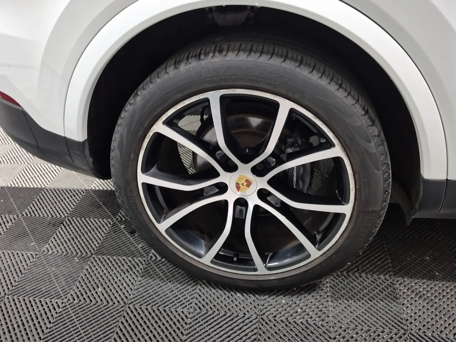 Right Rear Wheel/Tire Photo