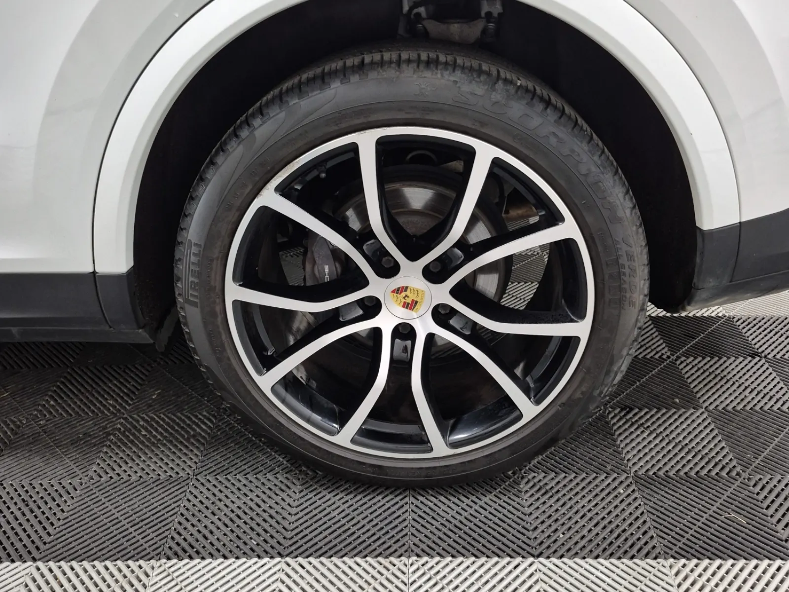 Left Rear Wheel/Tire Photo