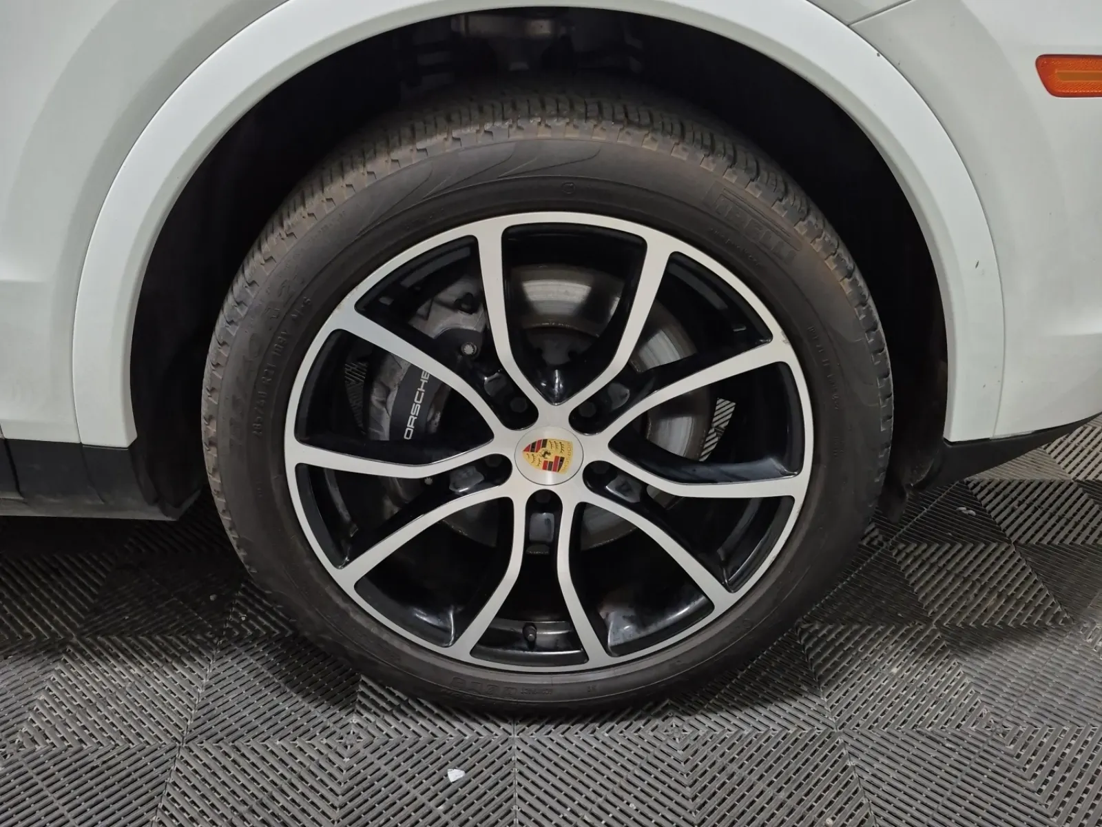Right Front Wheel/Tire Photo
