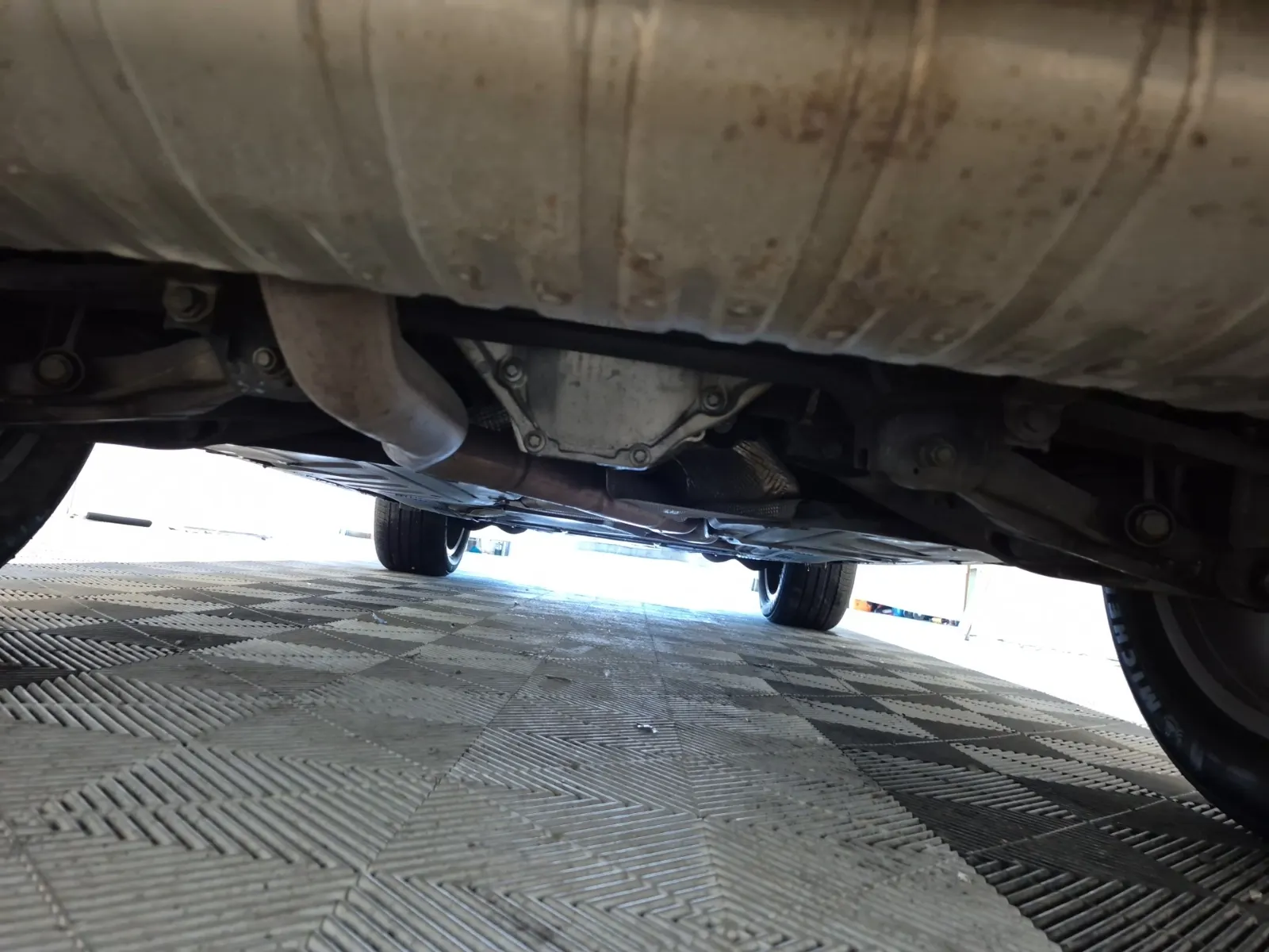 Undercarriage - Rear Photo
