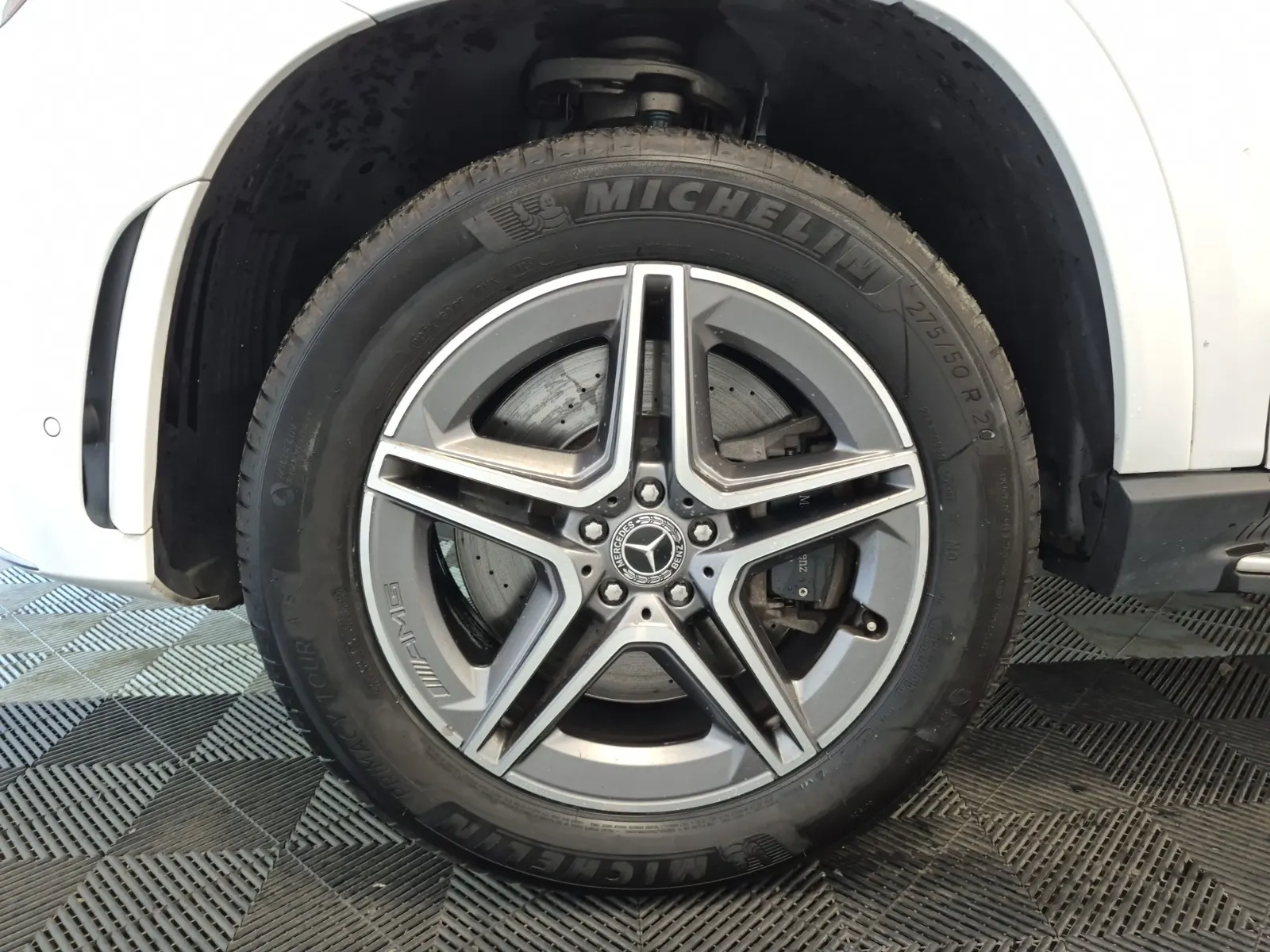 Front driver wheel/tire photo
