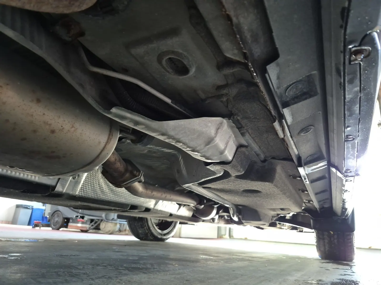 Undercarriage - Passenger Photo