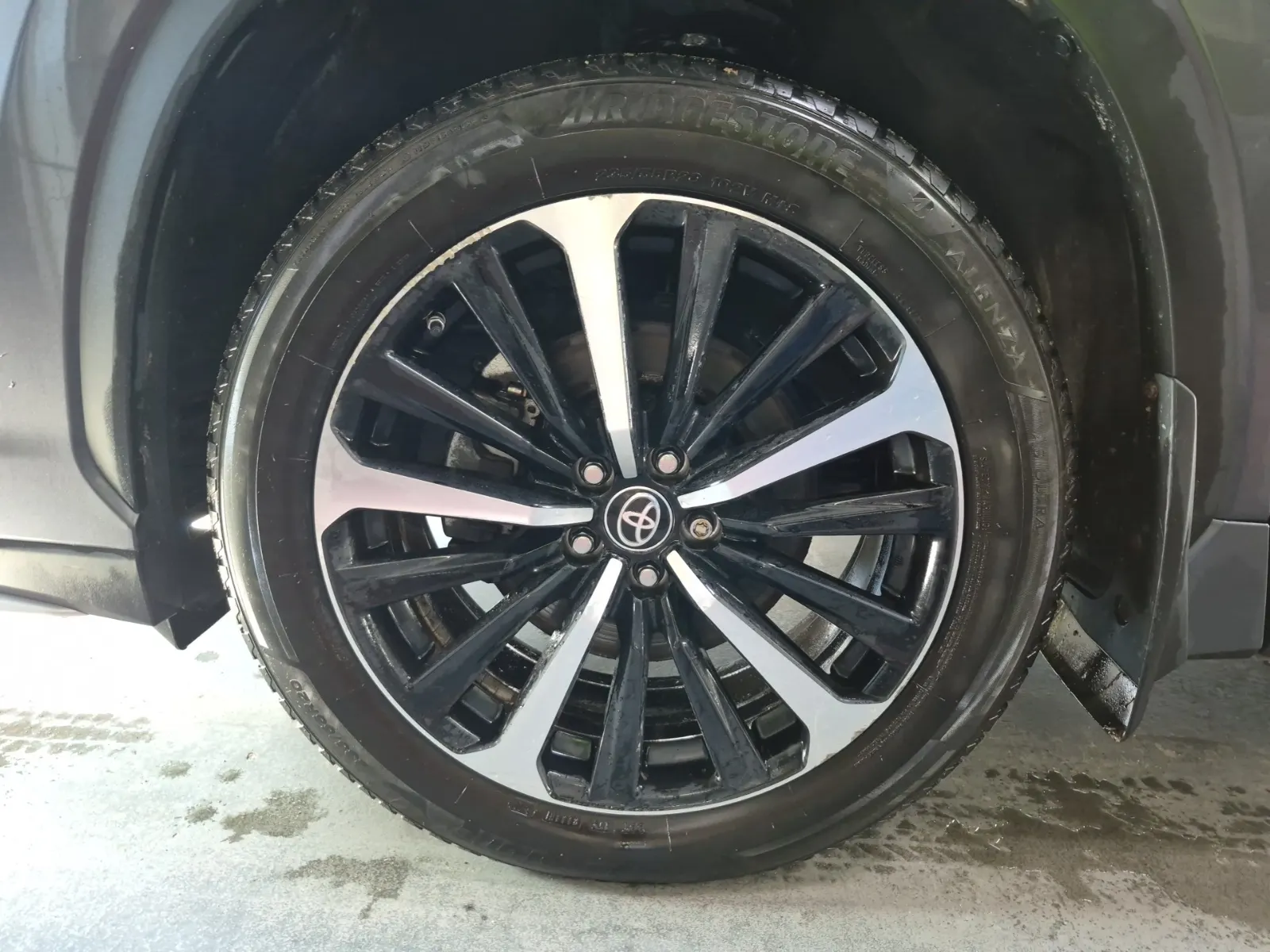 Front driver wheel/tire photo