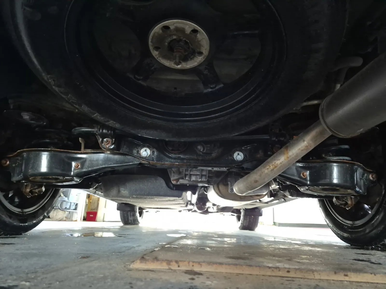 Undercarriage - Rear Photo