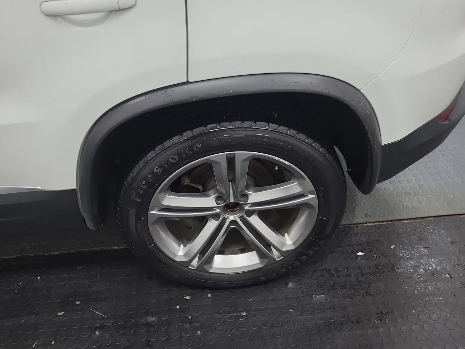 Left Rear Wheel/Tire Photo