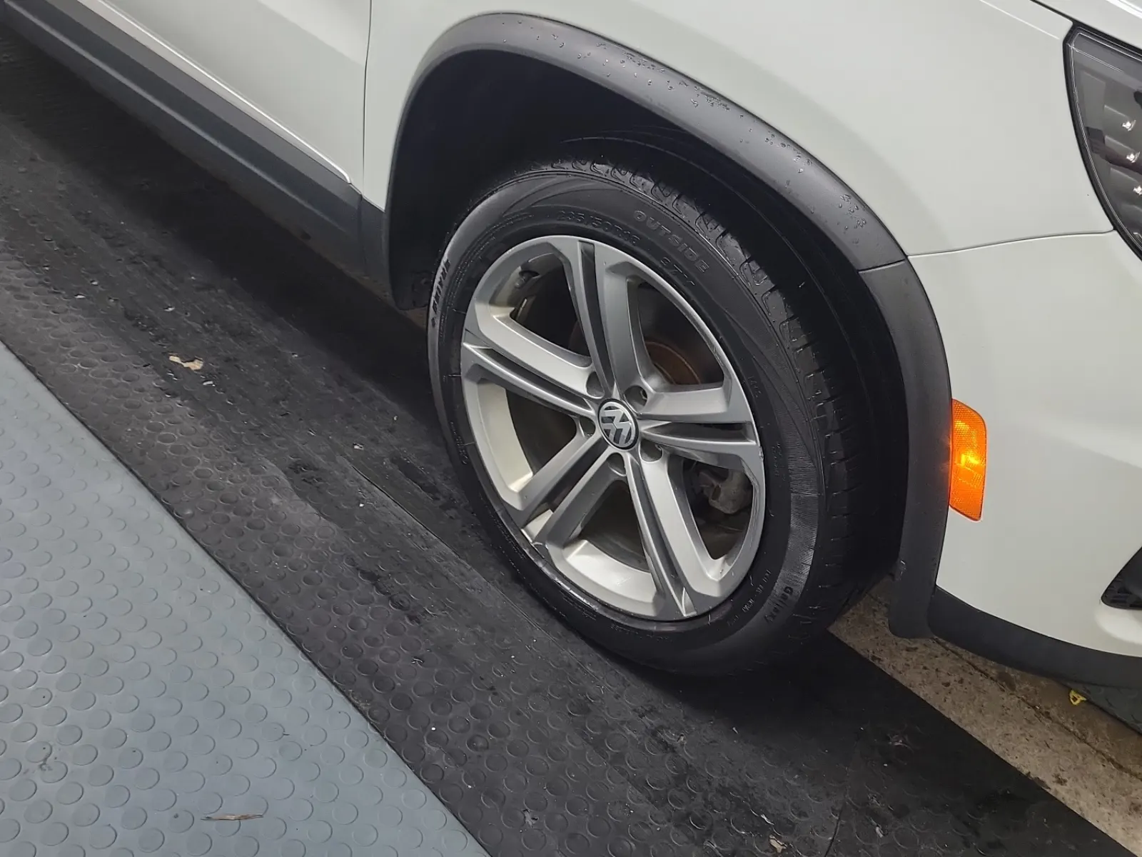 Right Front Wheel/Tire Photo