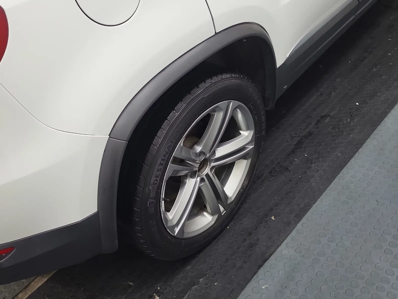 Right Rear Wheel/Tire Photo