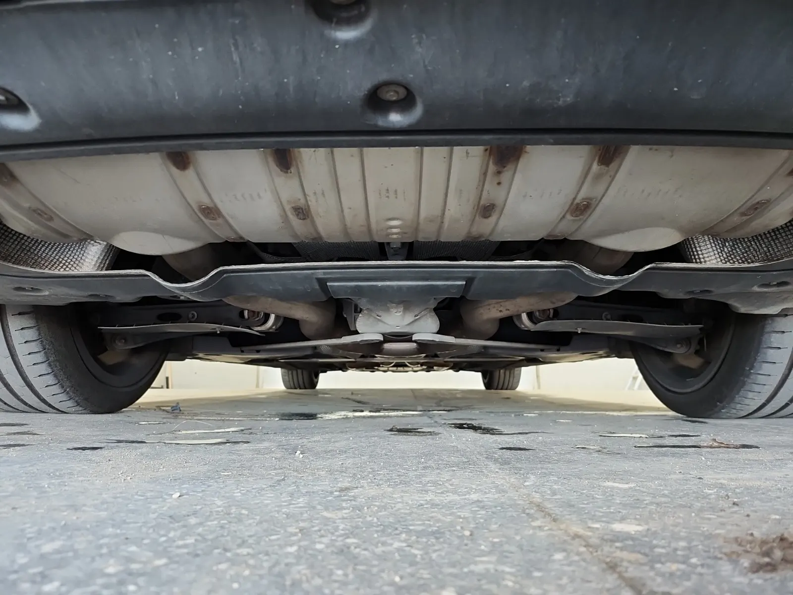 Undercarriage - Rear Photo