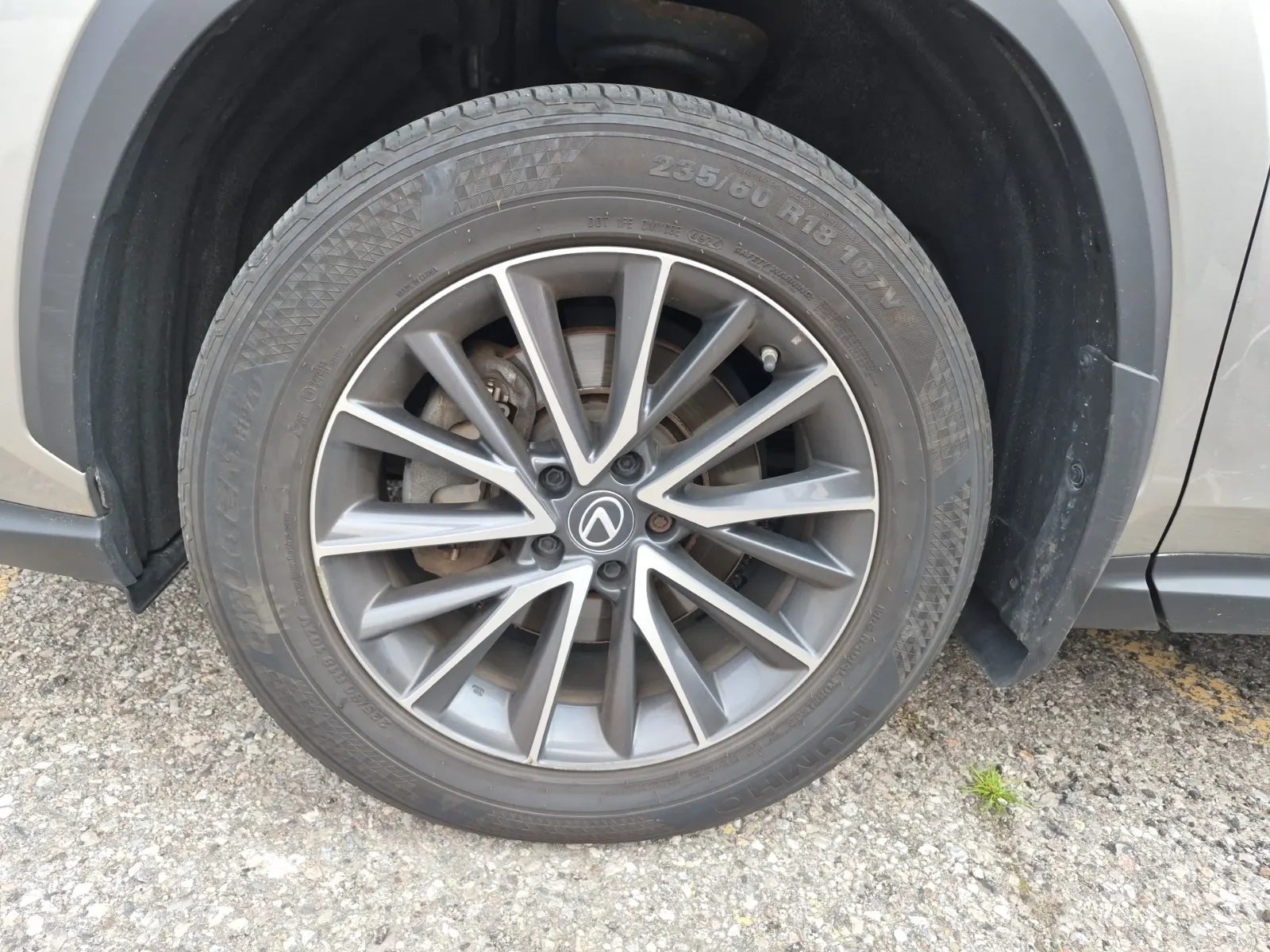 Front driver wheel/tire photo