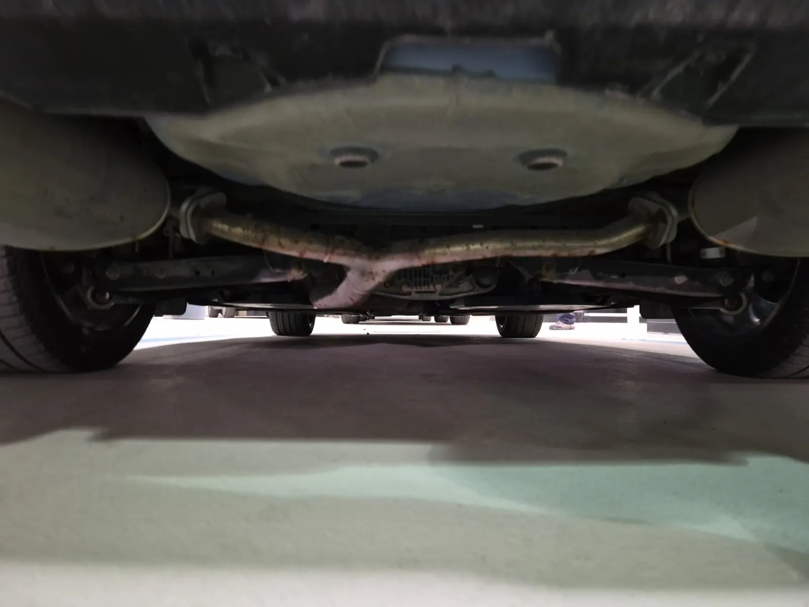 Undercarriage - Rear Photo