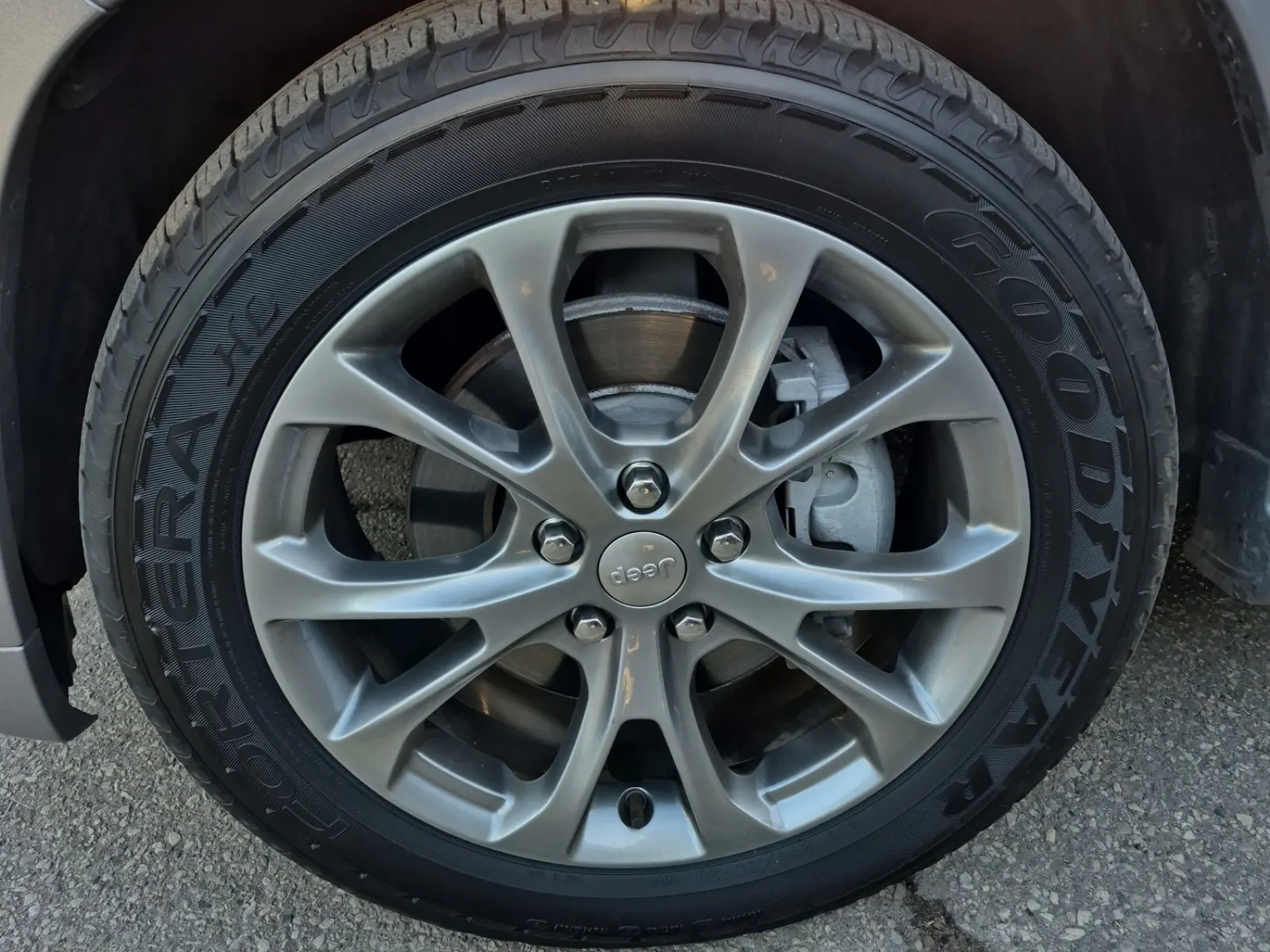 Front driver wheel/tire photo