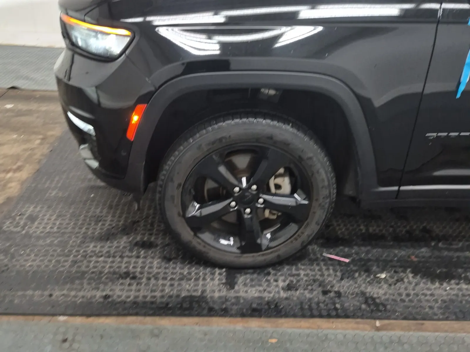 Front driver wheel/tire photo