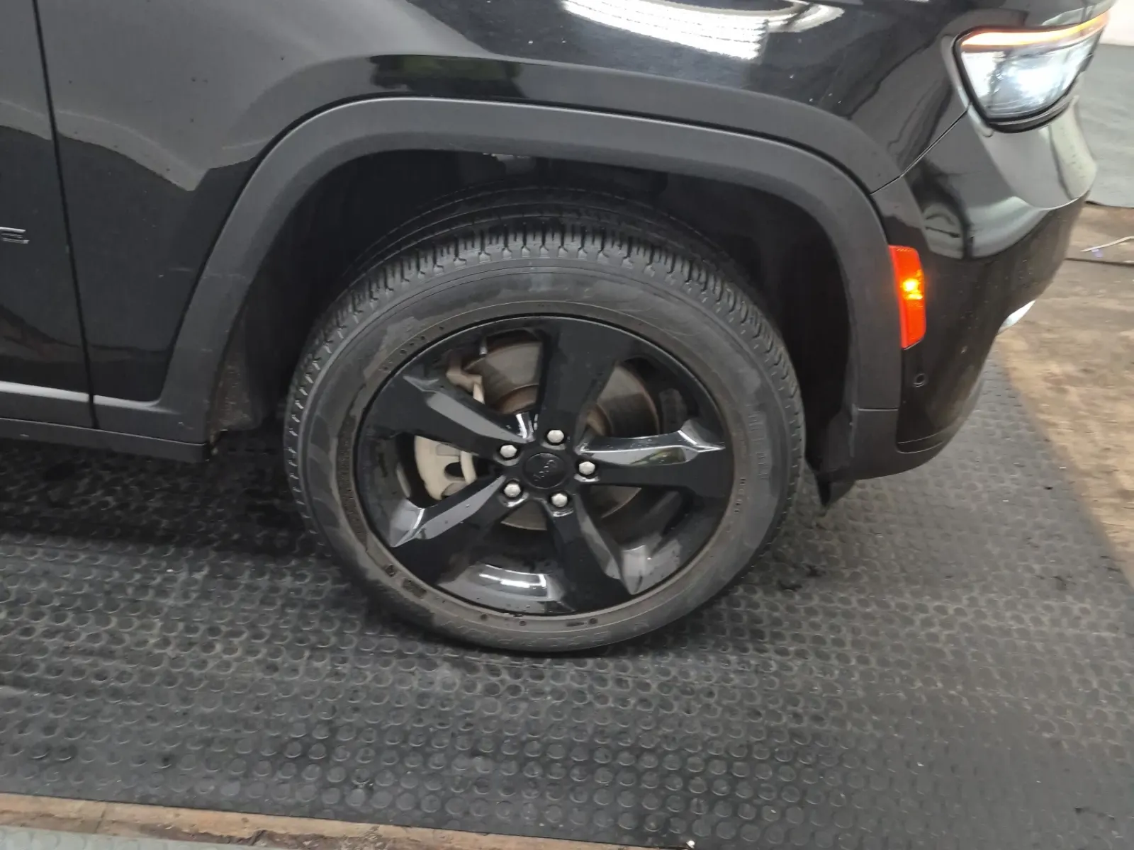 Right Front Wheel/Tire Photo