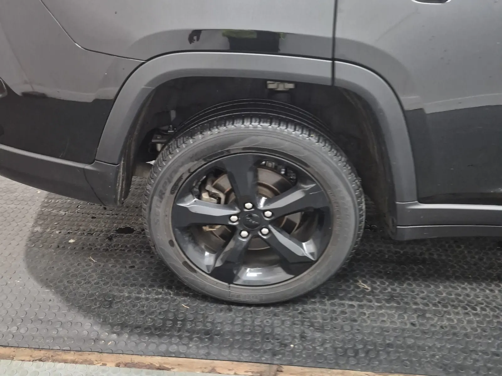 Right Rear Wheel/Tire Photo