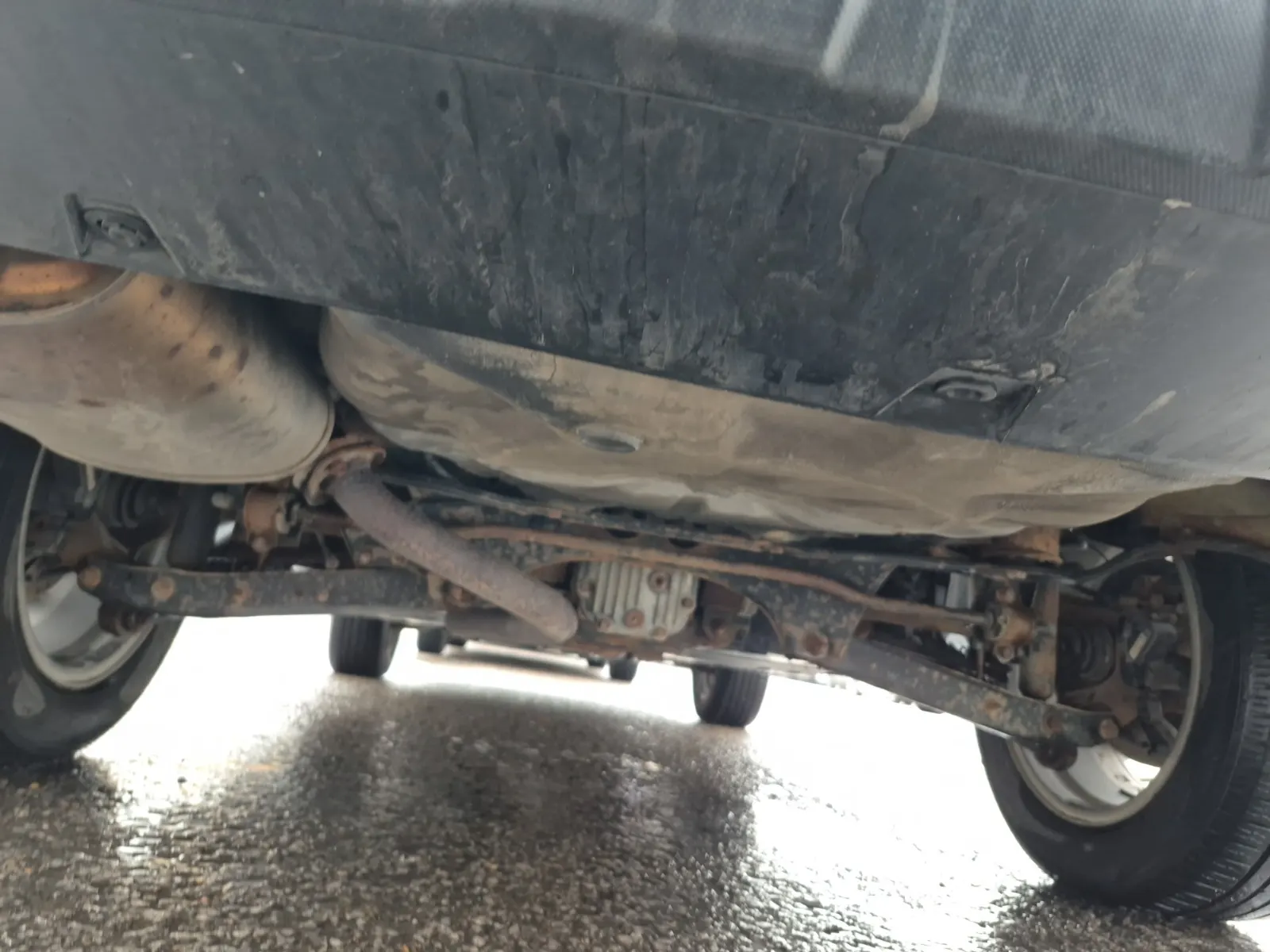 Undercarriage - Rear Photo