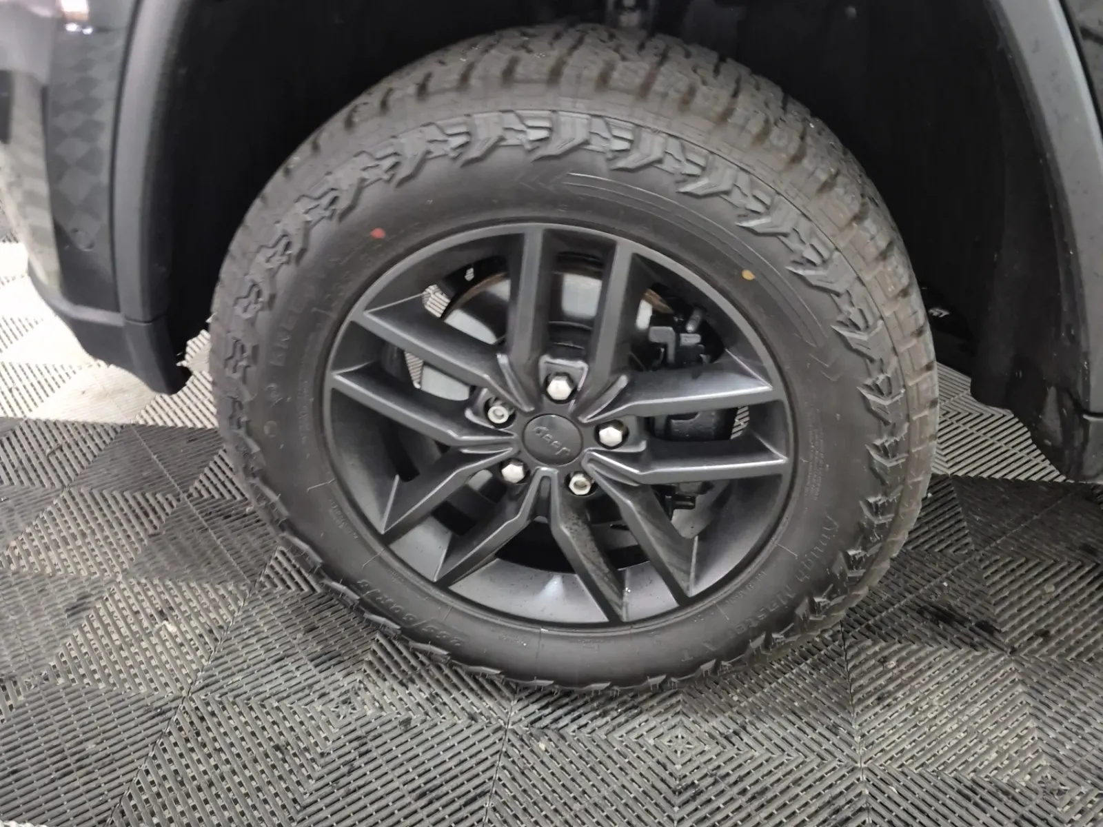 Front driver wheel/tire photo