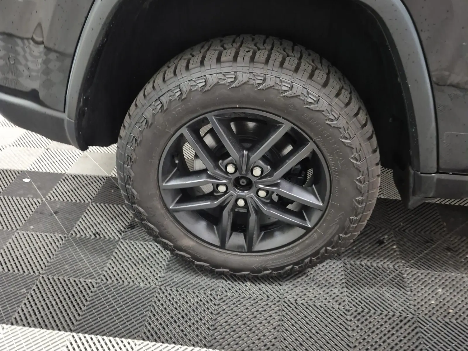 Right Rear Wheel/Tire Photo