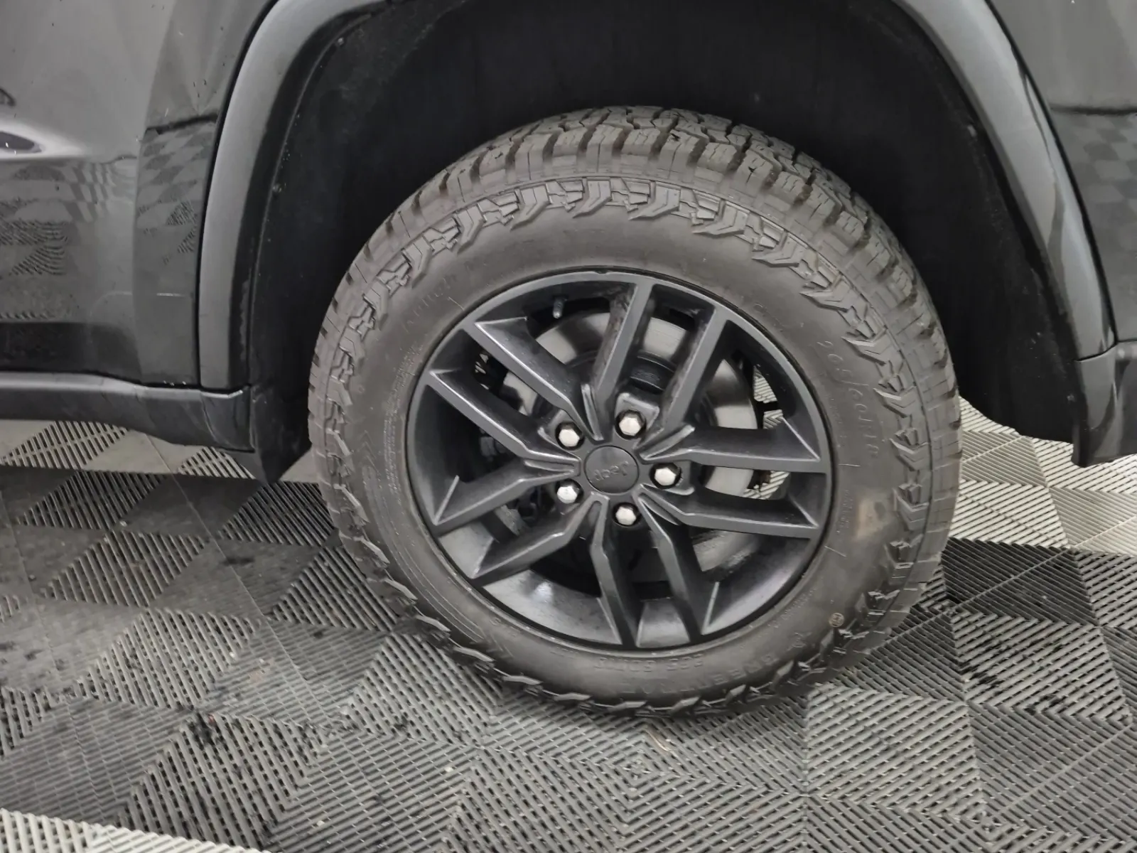Left Rear Wheel/Tire Photo