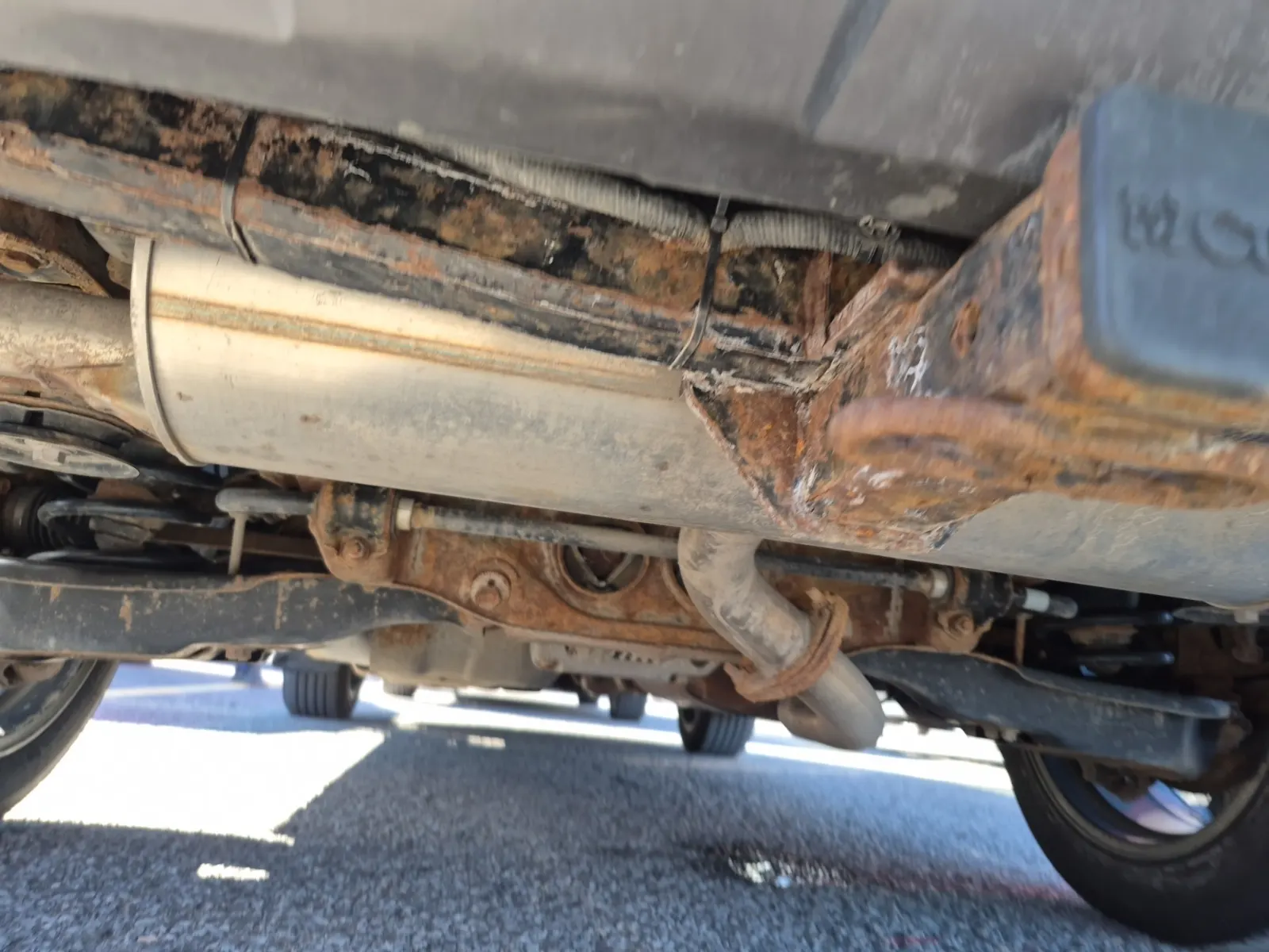 Undercarriage - Rear Photo